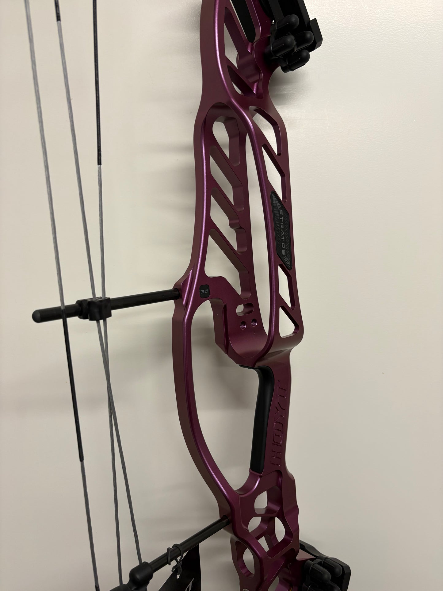 Hoyt Stratos 36 Compound Bow LH Stardust Purple SVX #1 50-60 lbs - Show Model
