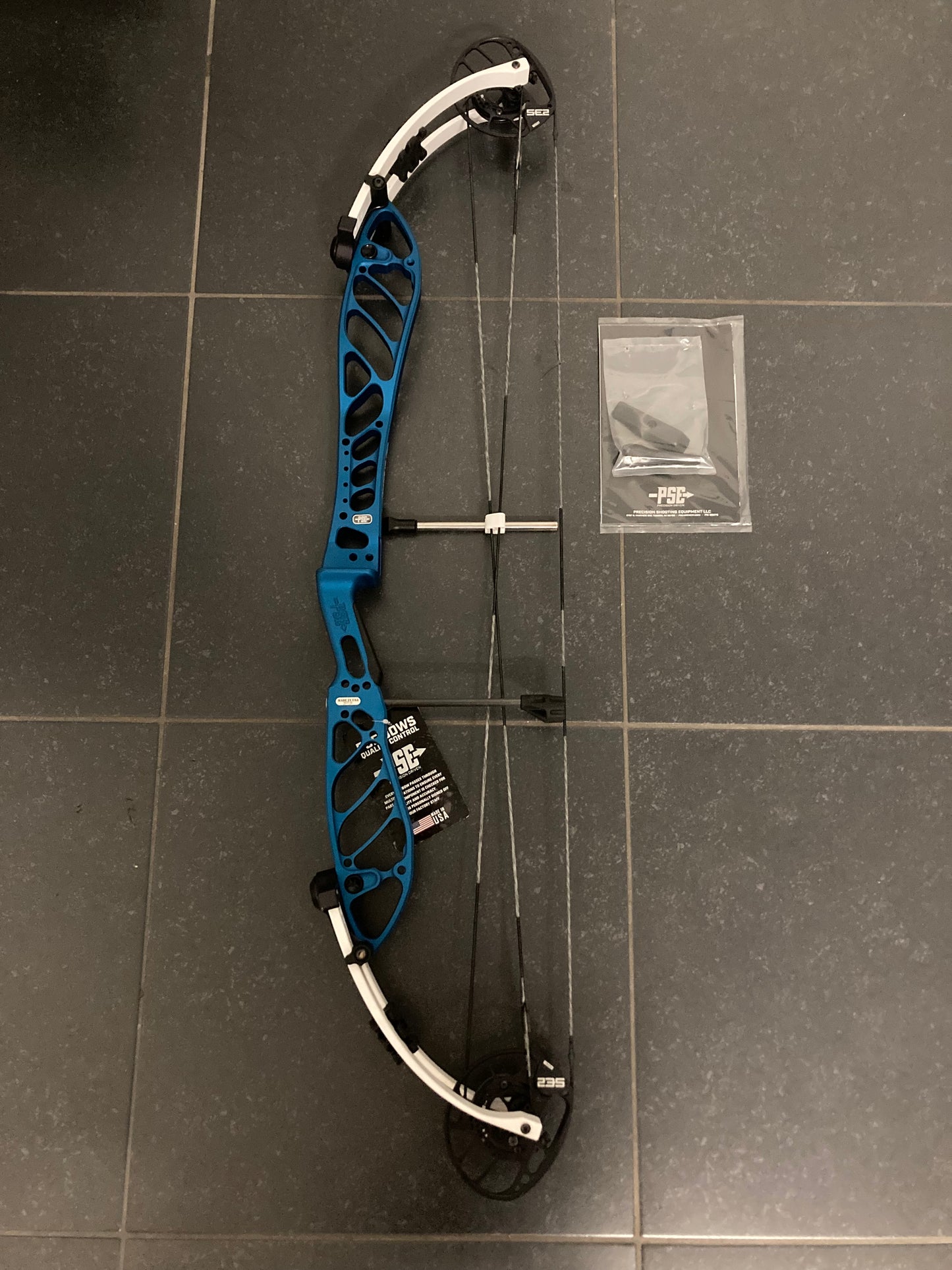 PSE Supra X 40 SE2 Compound Bow RH Navy Blue 50-60 lbs - Show Model