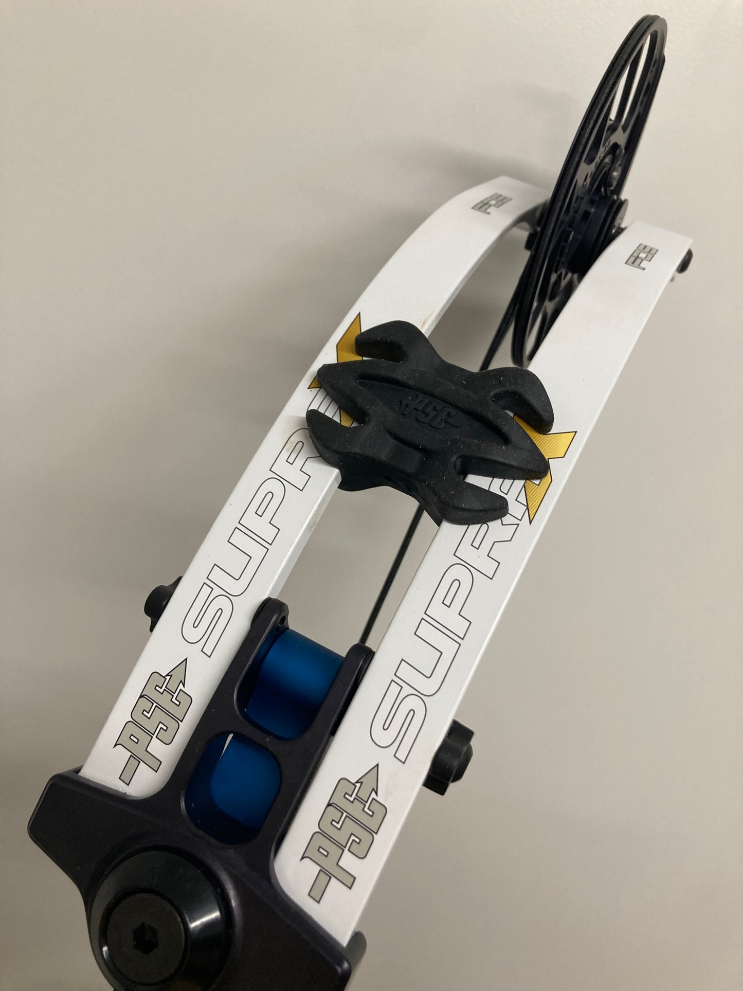 PSE Supra X 40 SE2 Compound Bow RH Navy Blue 50-60 lbs - Show Model