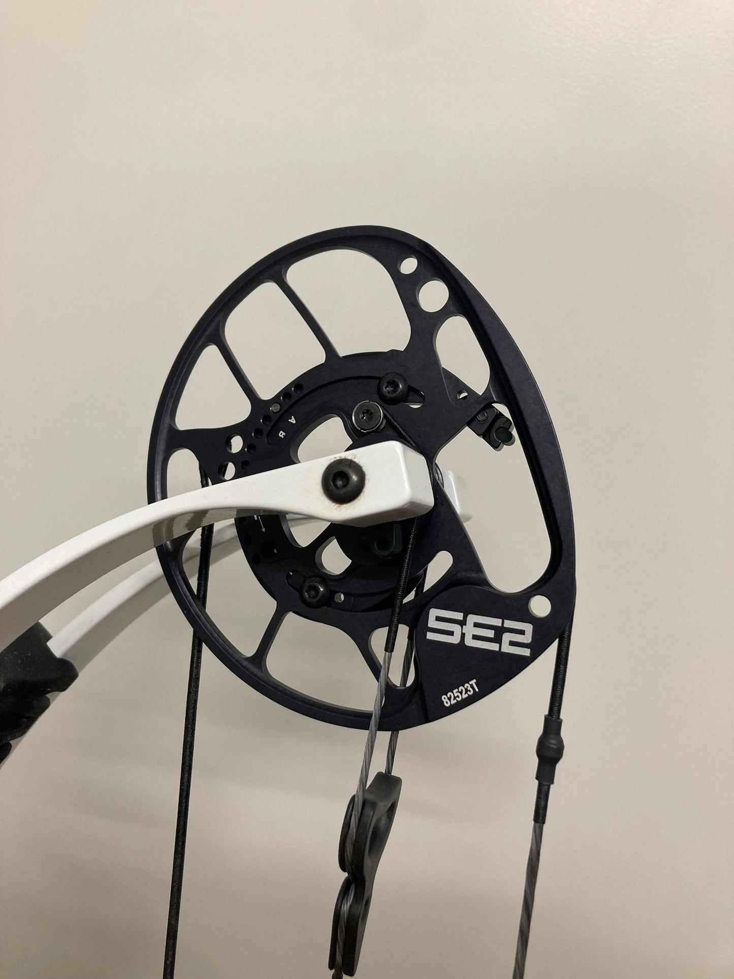 PSE Supra X 40 SE2 Compound Bow RH Navy Blue 50-60 lbs - Show Model