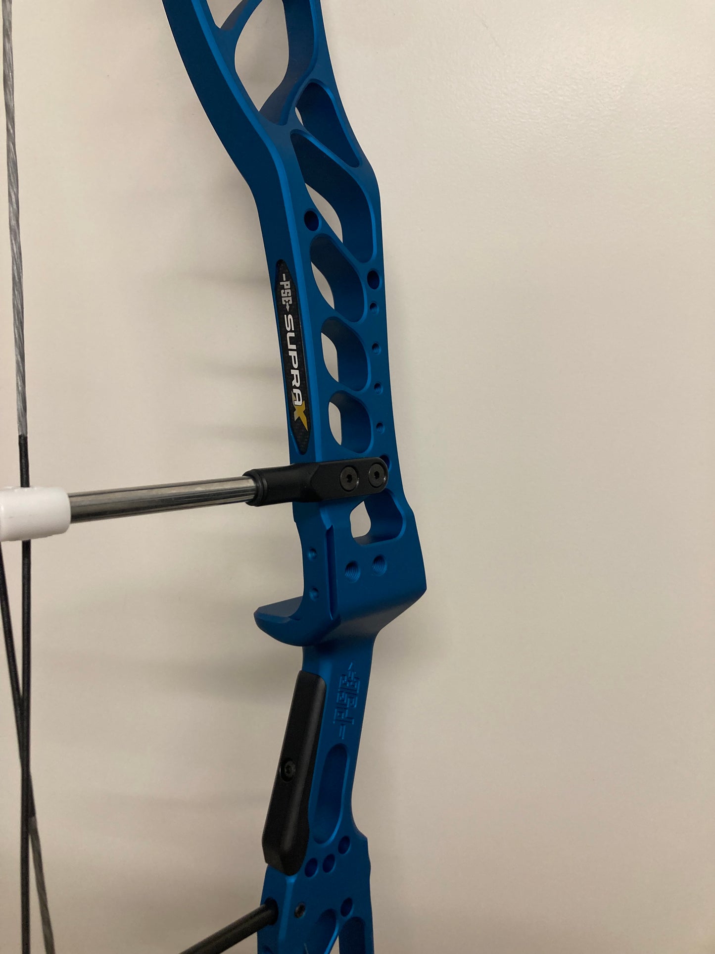 PSE Supra X 40 SE2 Compound Bow RH Navy Blue 50-60 lbs - Show Model