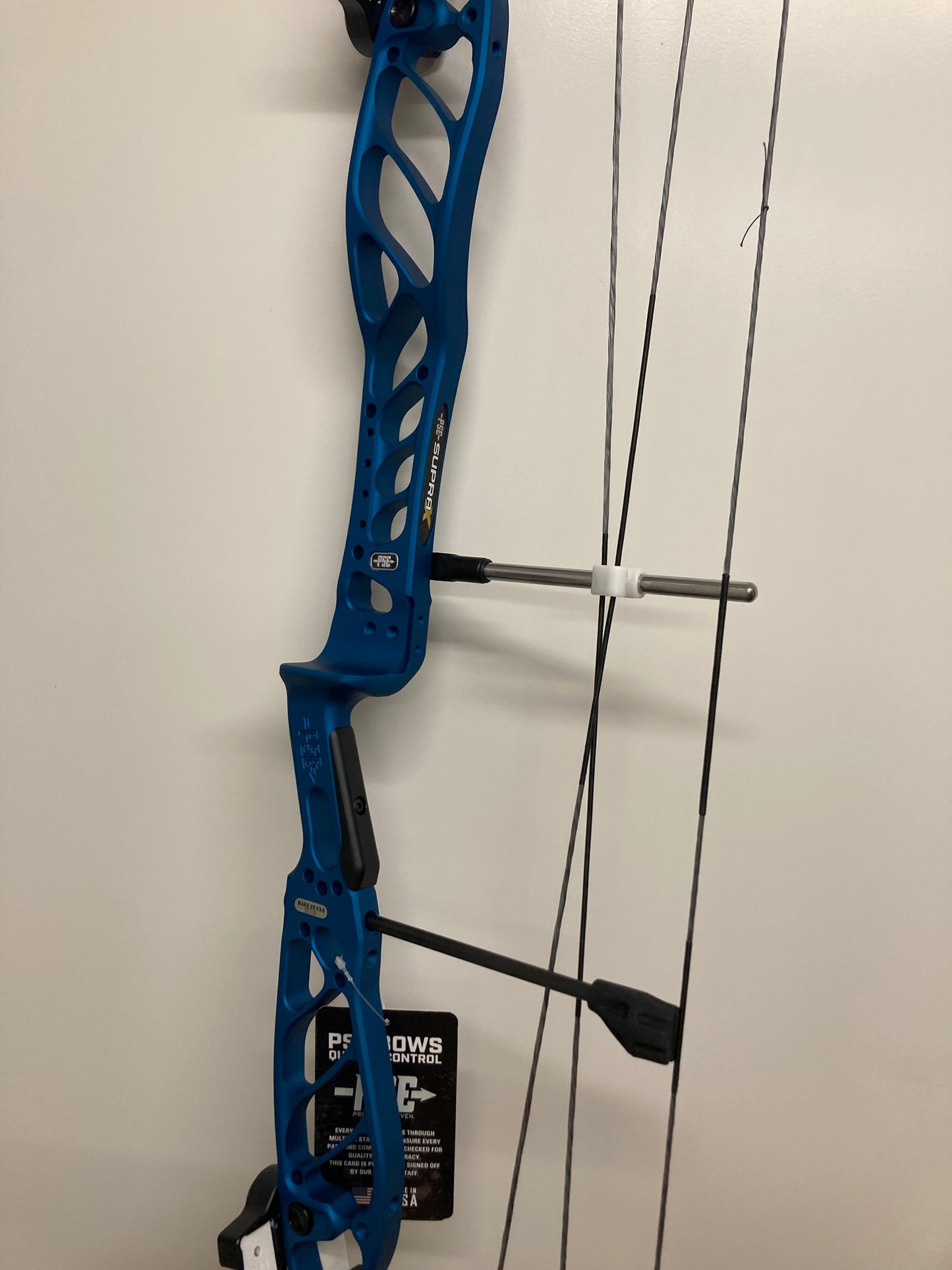 PSE Supra X 40 SE2 Compound Bow RH Navy Blue 50-60 lbs - Show Model