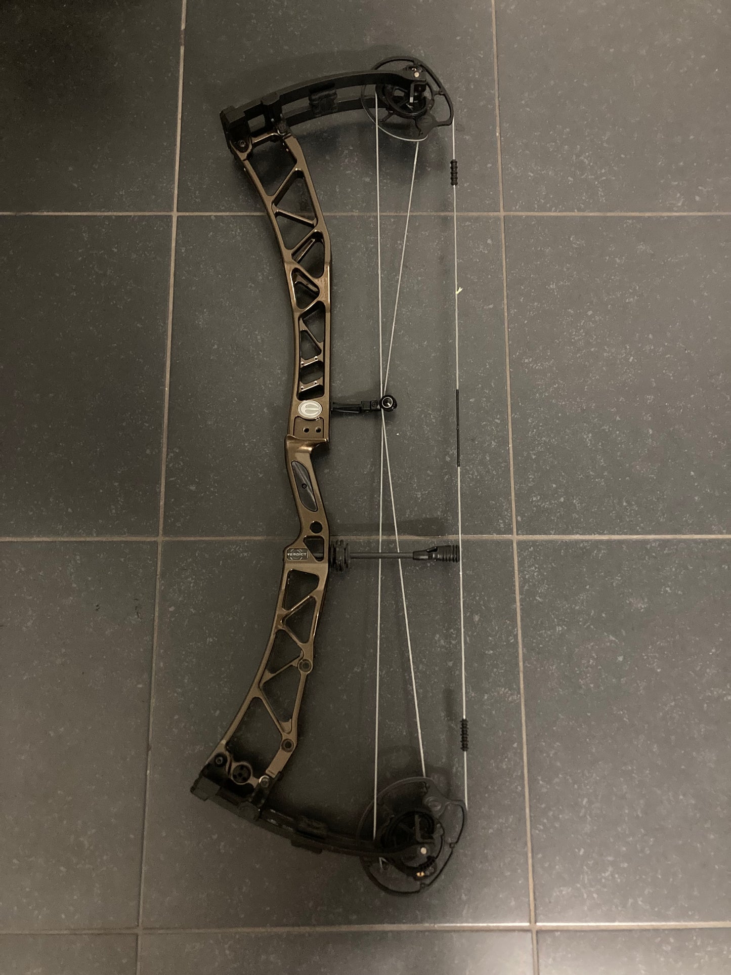 Elite Verdict Compound Bow RH Liquid Bronze 50-60 lbs - Used