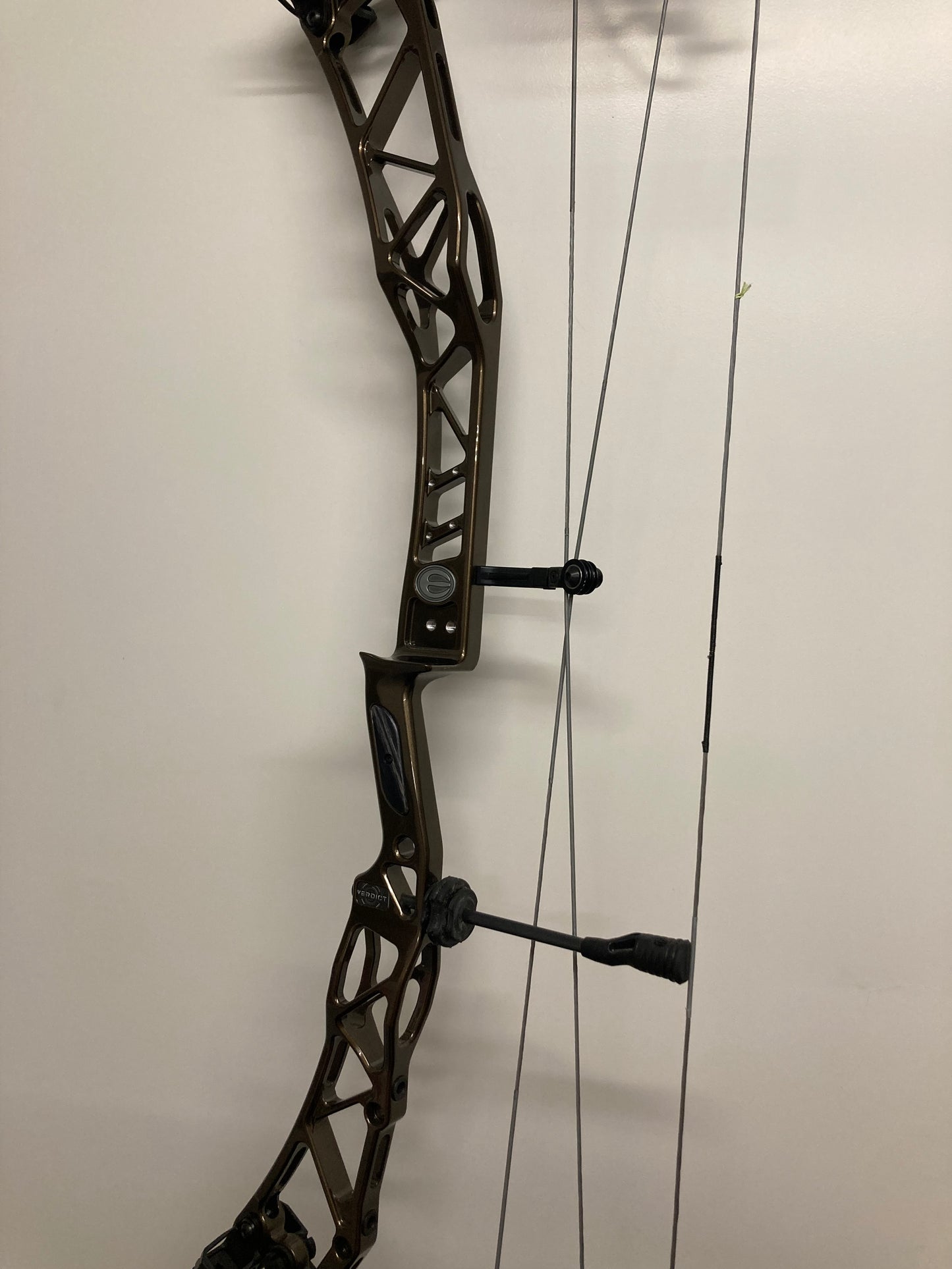 Elite Verdict Compound Bow RH Liquid Bronze 50-60 lbs - Used