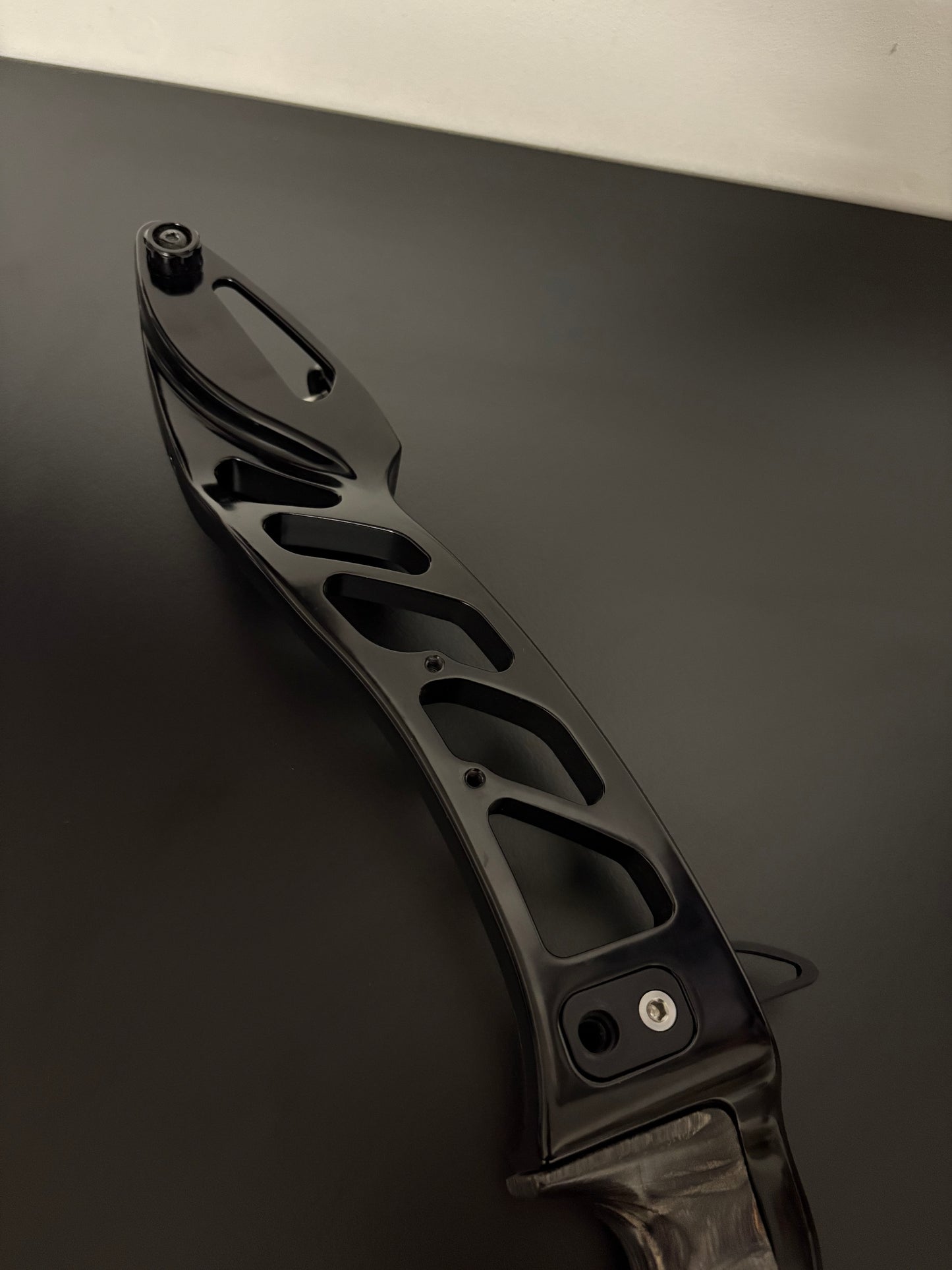 Hoyt Riser Epik ILF RH Glossy Black 25'' - Used