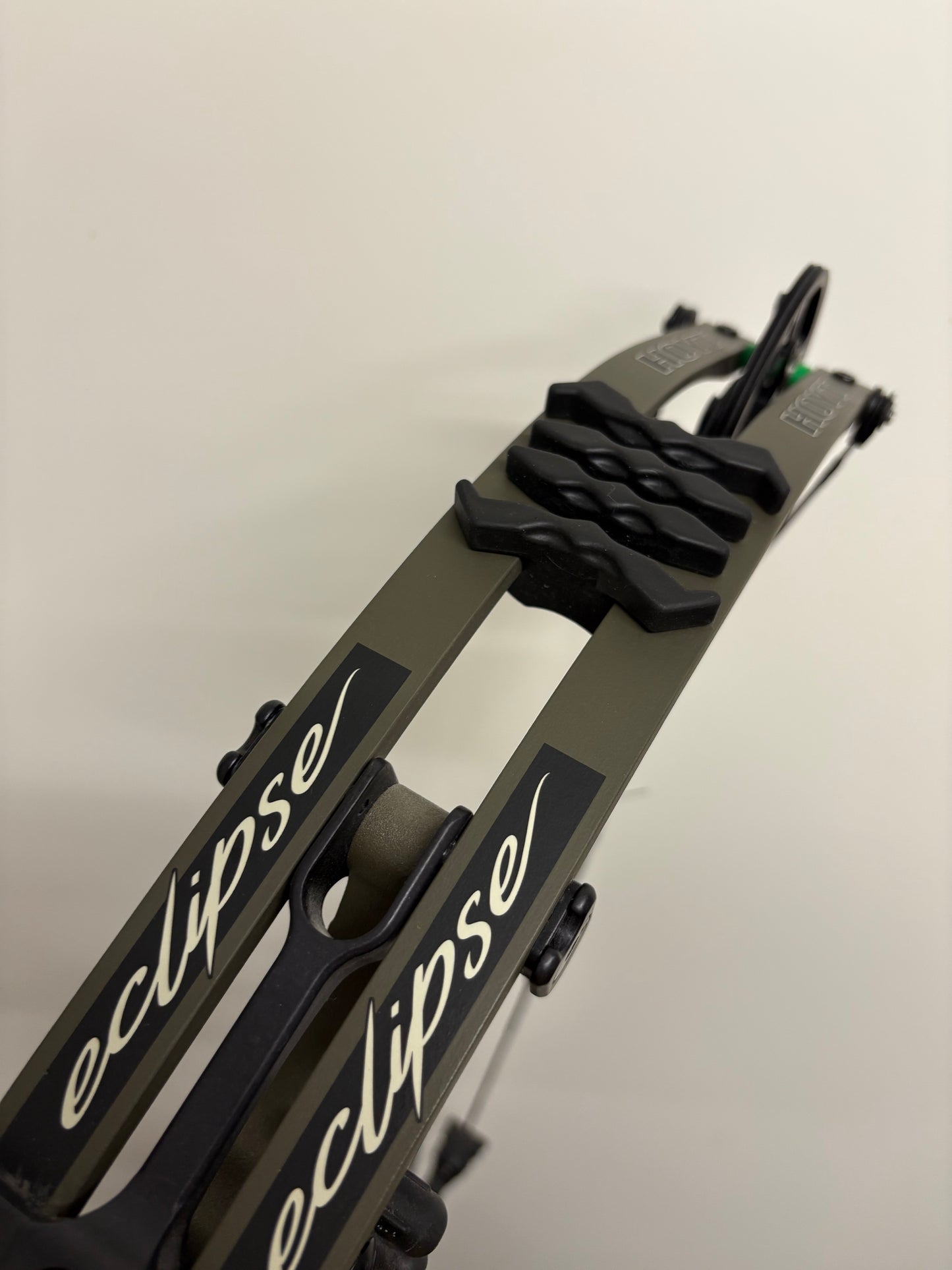 Hoyt Eclipse 2023 Compound Bow RH Wilderness 50-60 lbs - Show Model