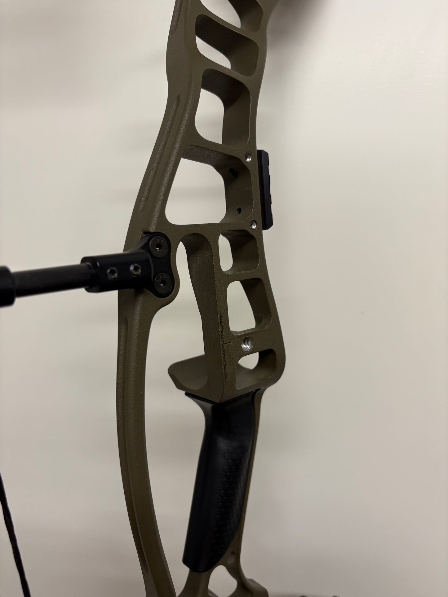 Hoyt Eclipse 2023 Compound Bow RH Wilderness 50-60 lbs - Show Model