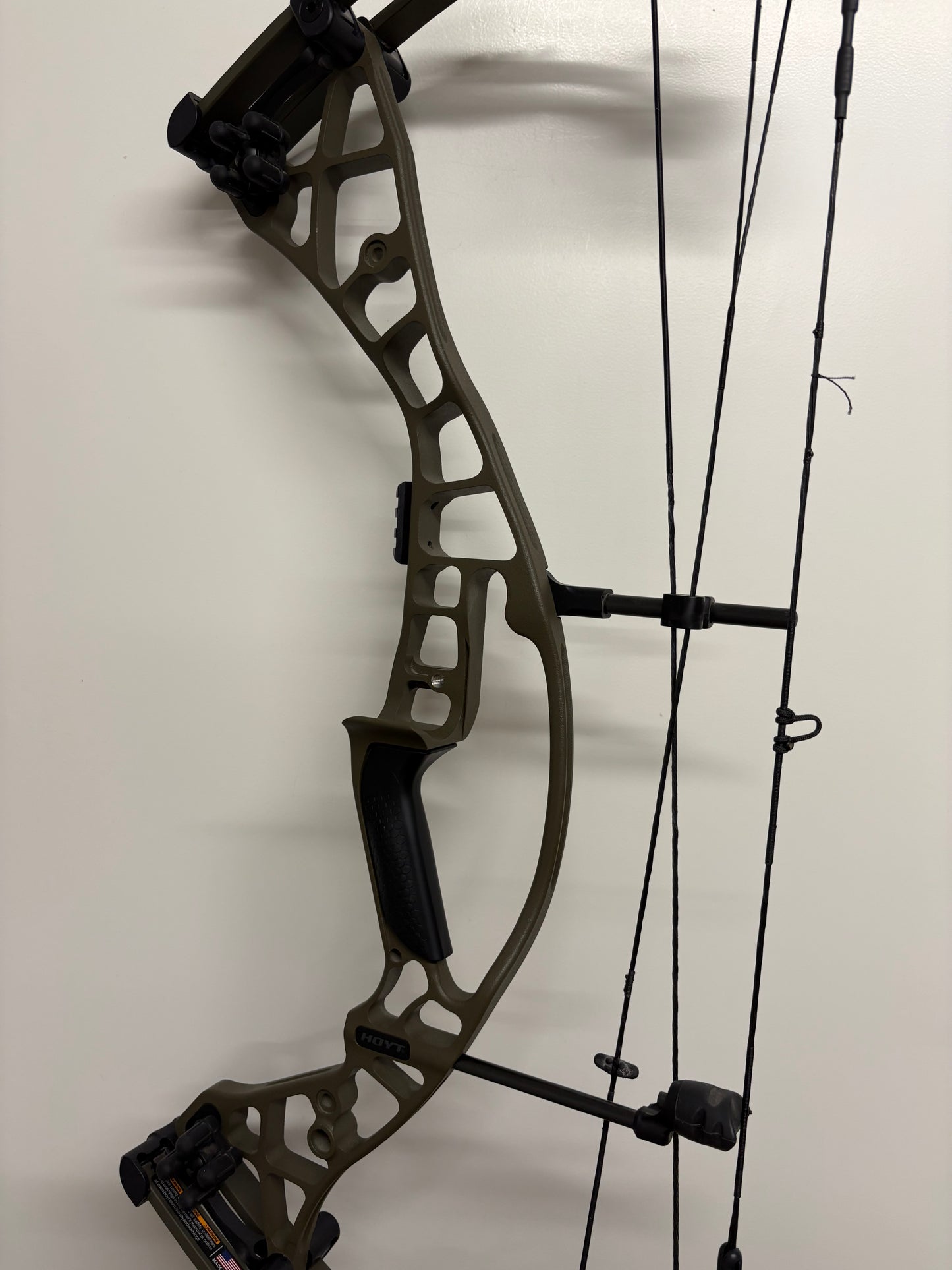 Hoyt Eclipse 2023 Compound Bow RH Wilderness 50-60 lbs - Show Model