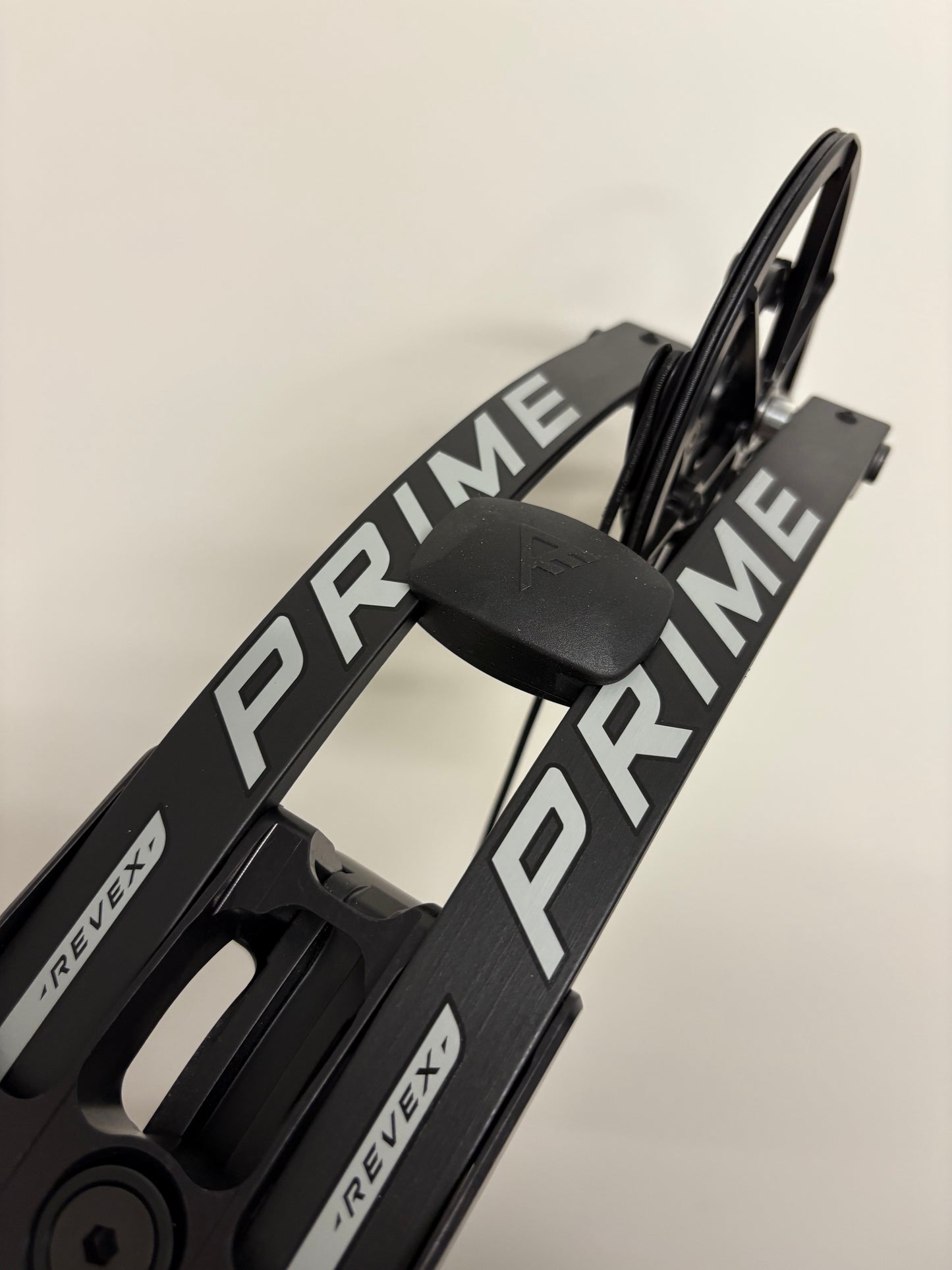 Prime Revex 6 Compound Bow RH Black 40-50 lbs - NEW