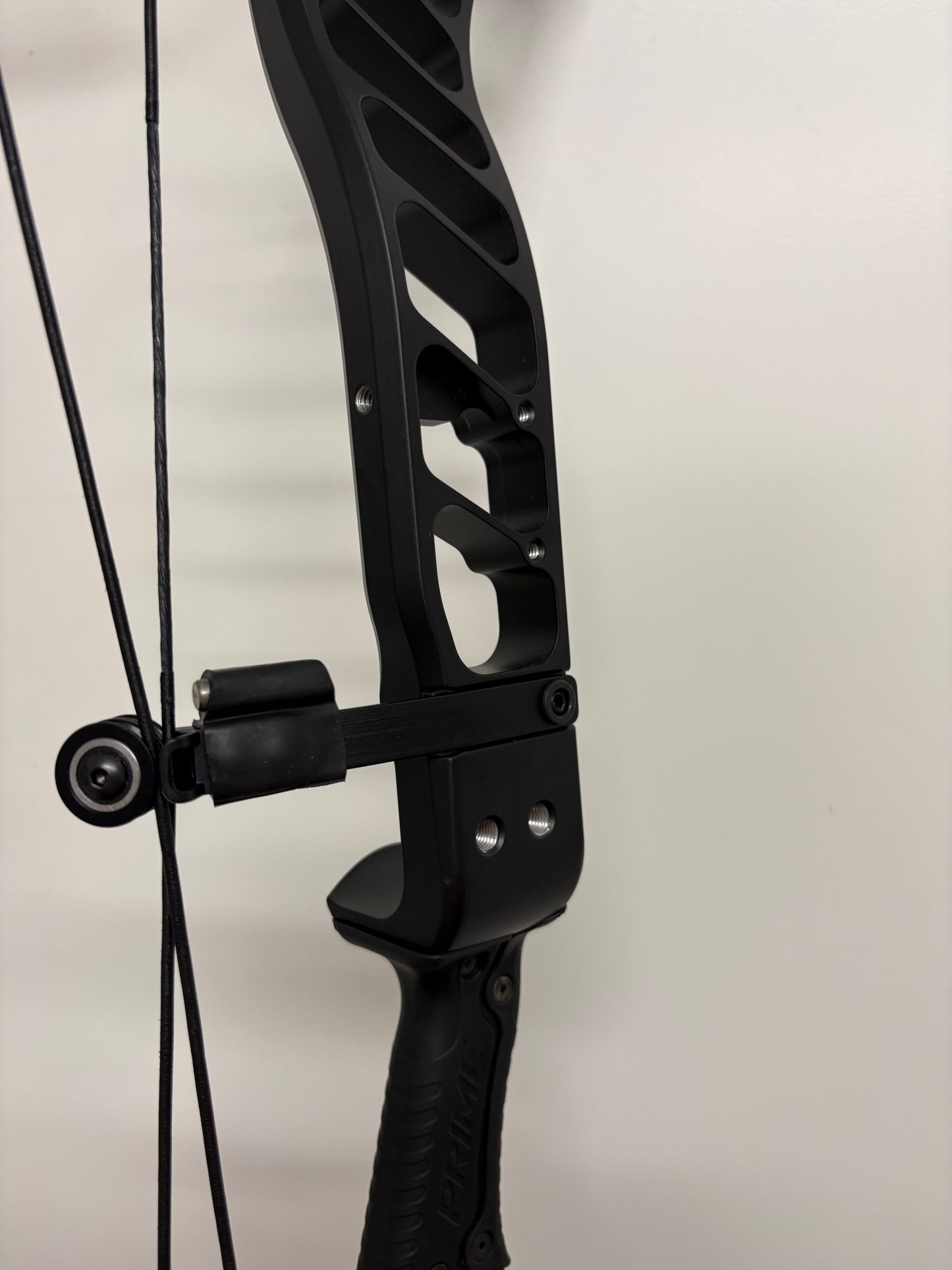 Prime Revex 6 Compound Bow RH Black 40-50 lbs - NEW
