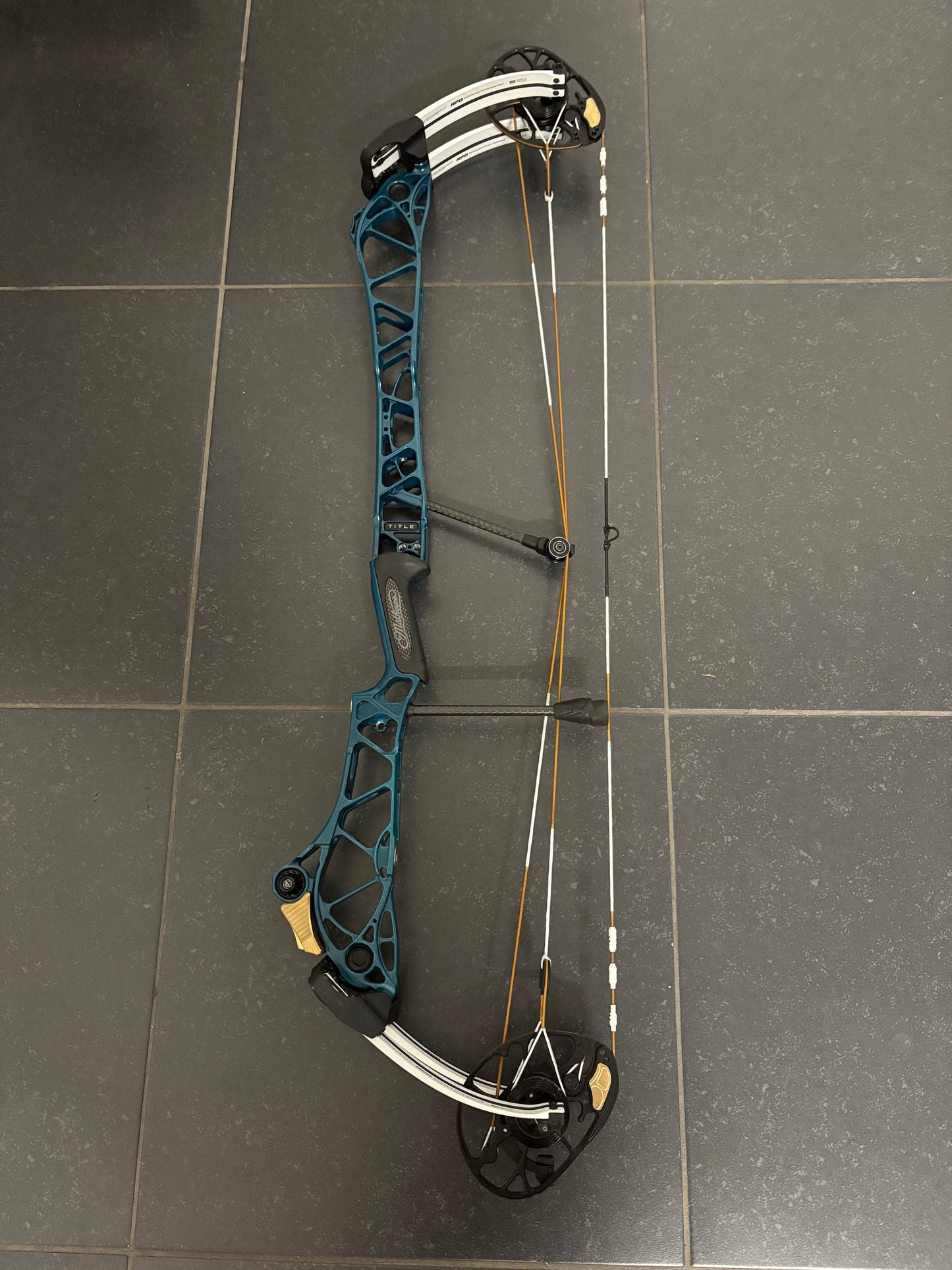 Mathews Title 38 Compound Bow RH Teal - Used
