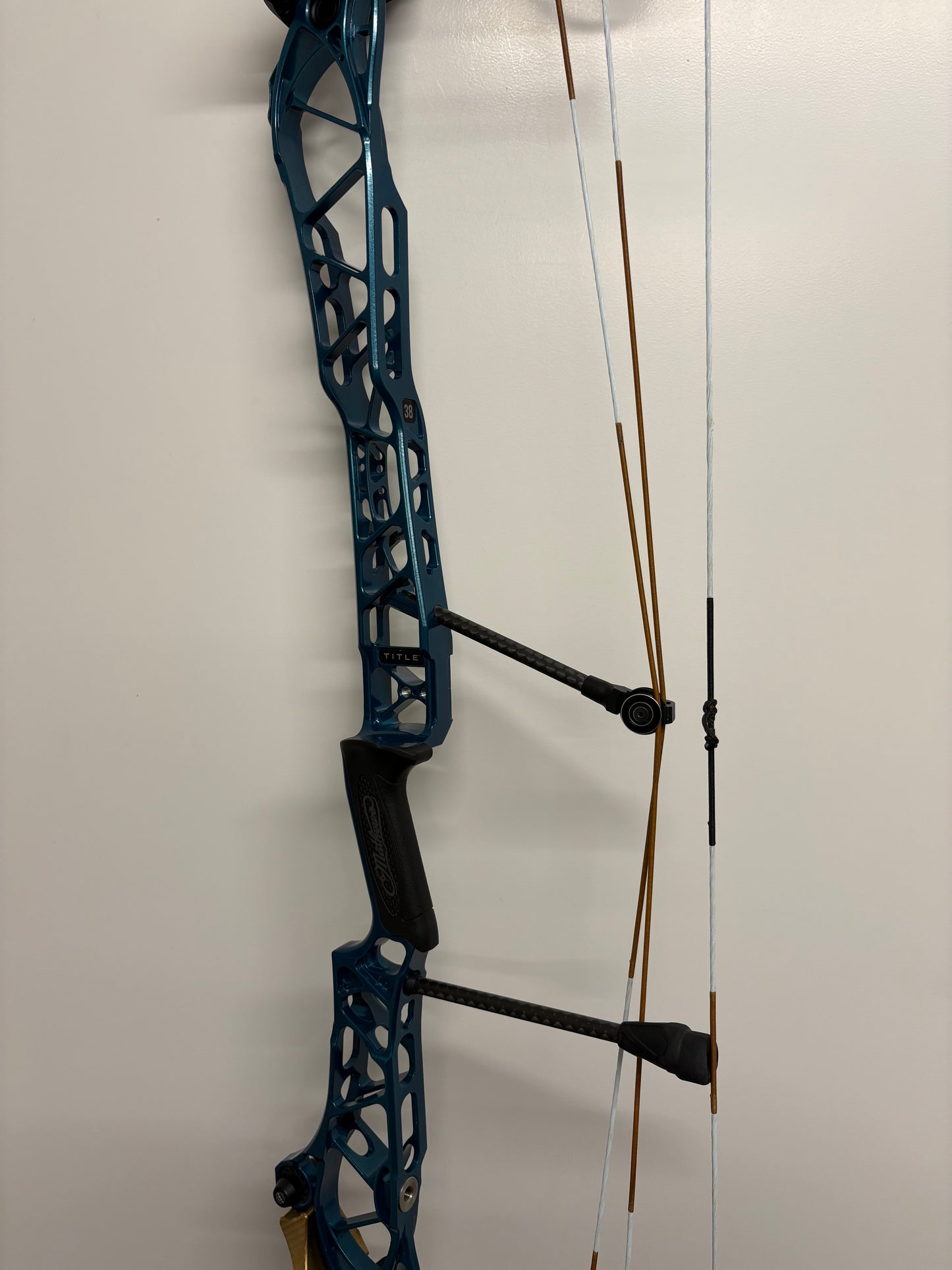 Mathews Title 38 Compound Bow RH Teal - Used