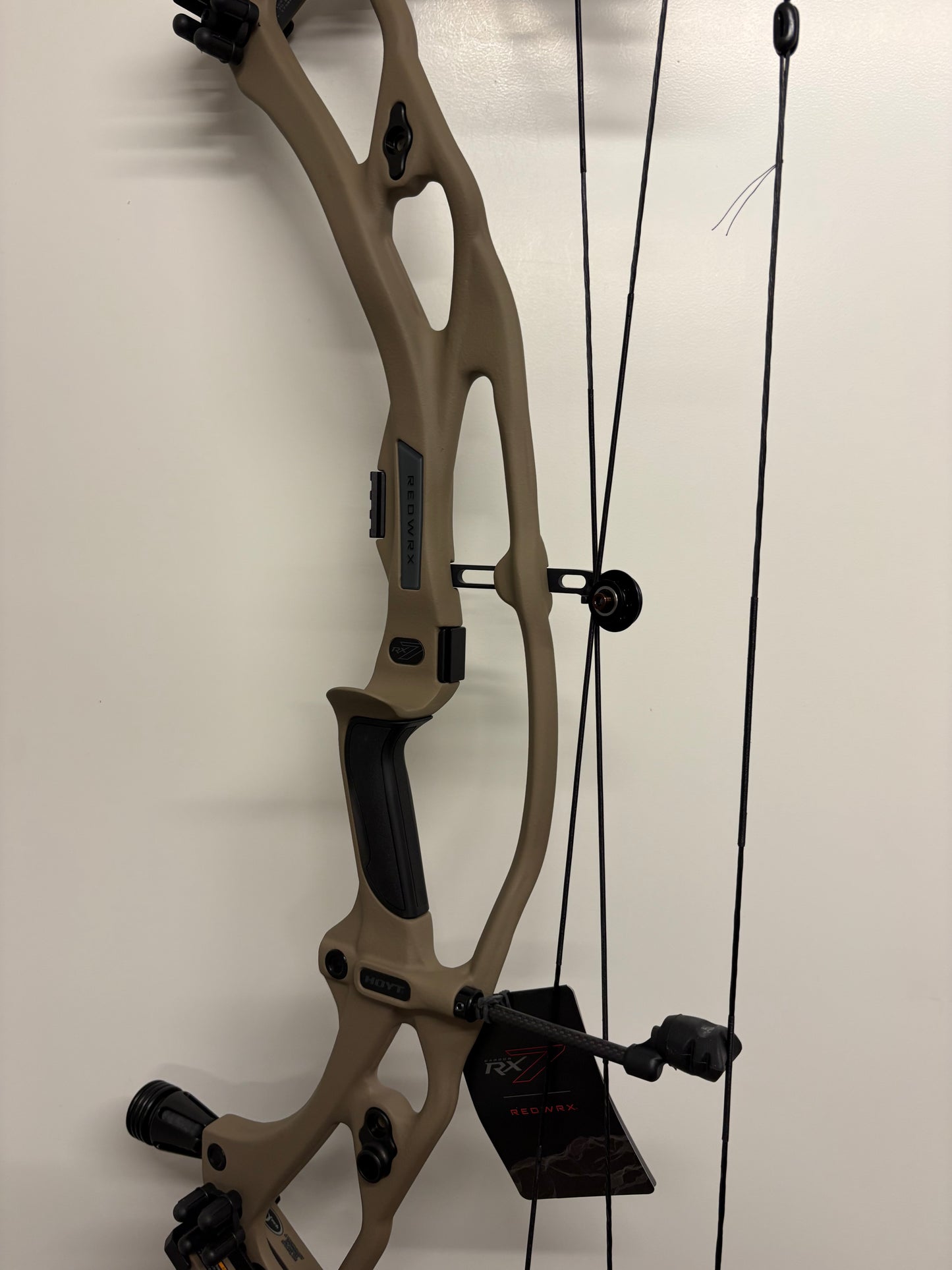 Hoyt Carbon RX7 Ultra Compound Bow RH Buckskin 70-80 lbs - NEW (1.1)