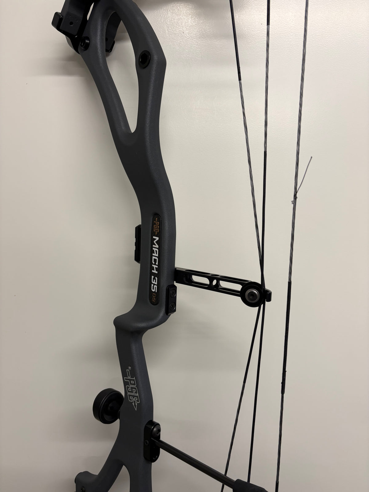 PSE Mach 35 Carbon DS EC2 Compound Bow RH Charcoal 60-70 lbs - NEW