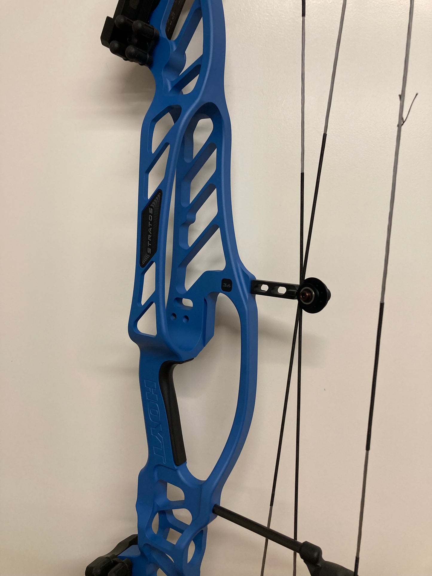 Hoyt Stratos 36 Compound Bow RH Liquid Blue HBT #2 50-60 lbs - Show Model