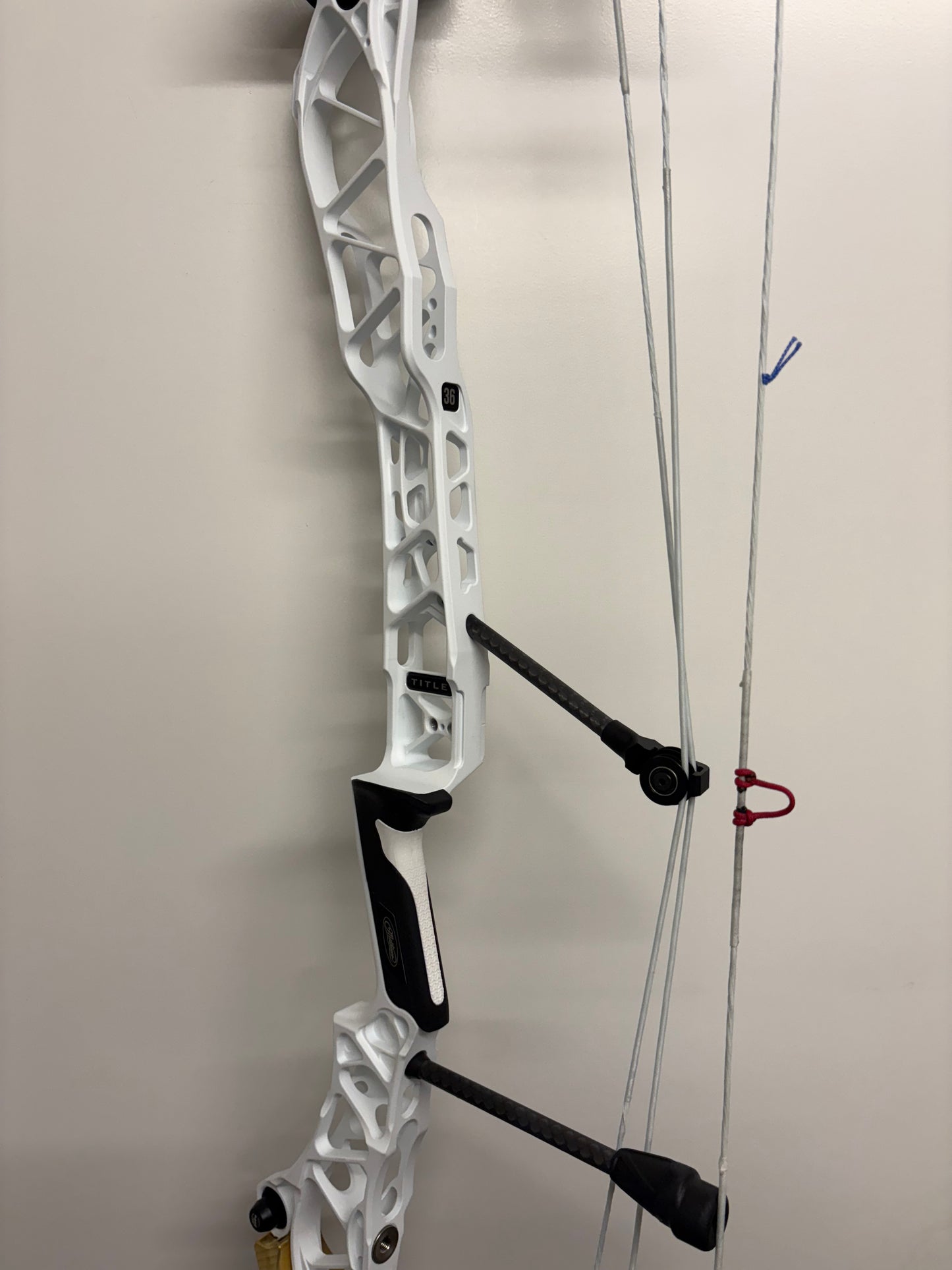 Mathews Title 36 G2 Compound Bow RH White - Show Model