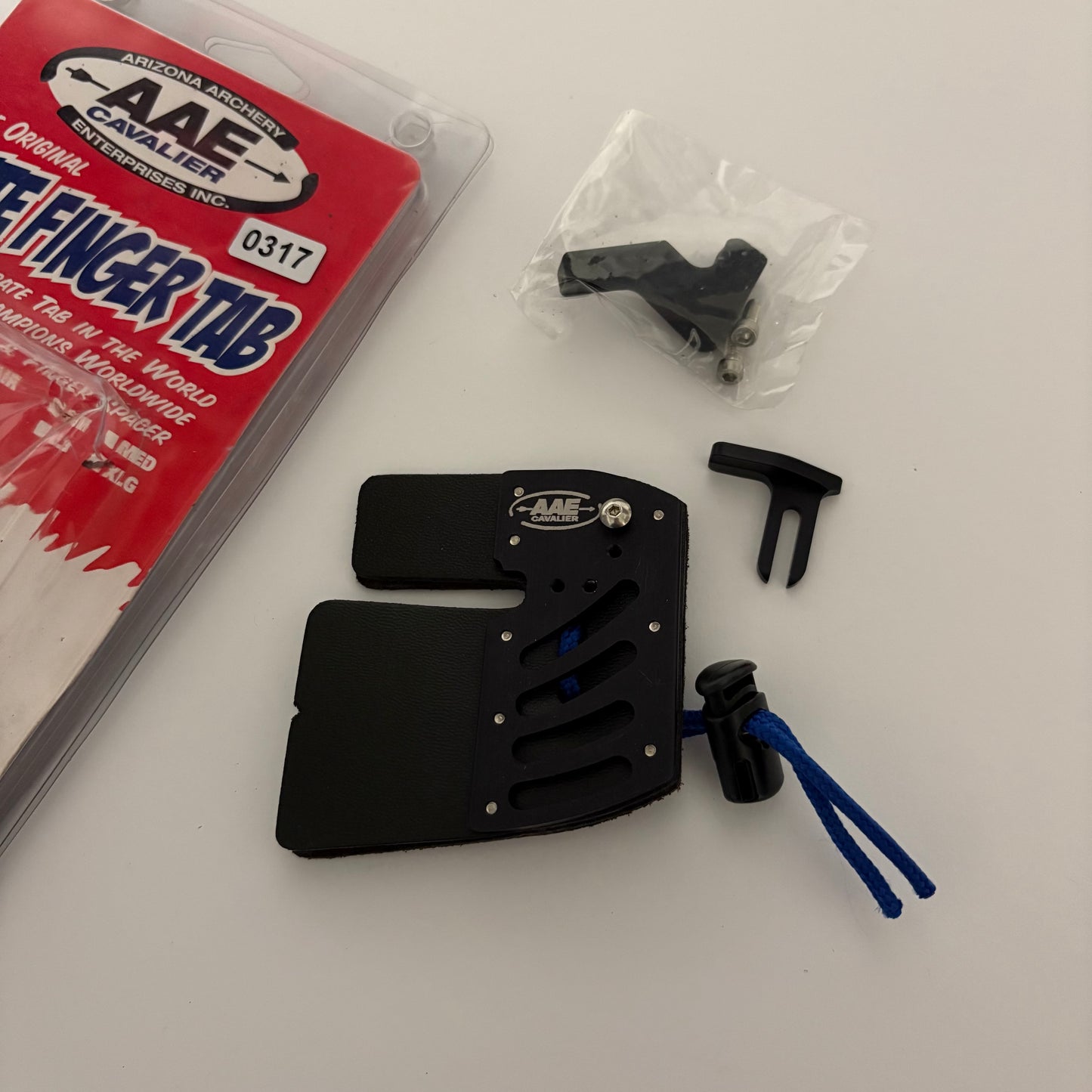 AAE Cavelier Elite Recurve Finger Tab RH Large - Show Model (#317)