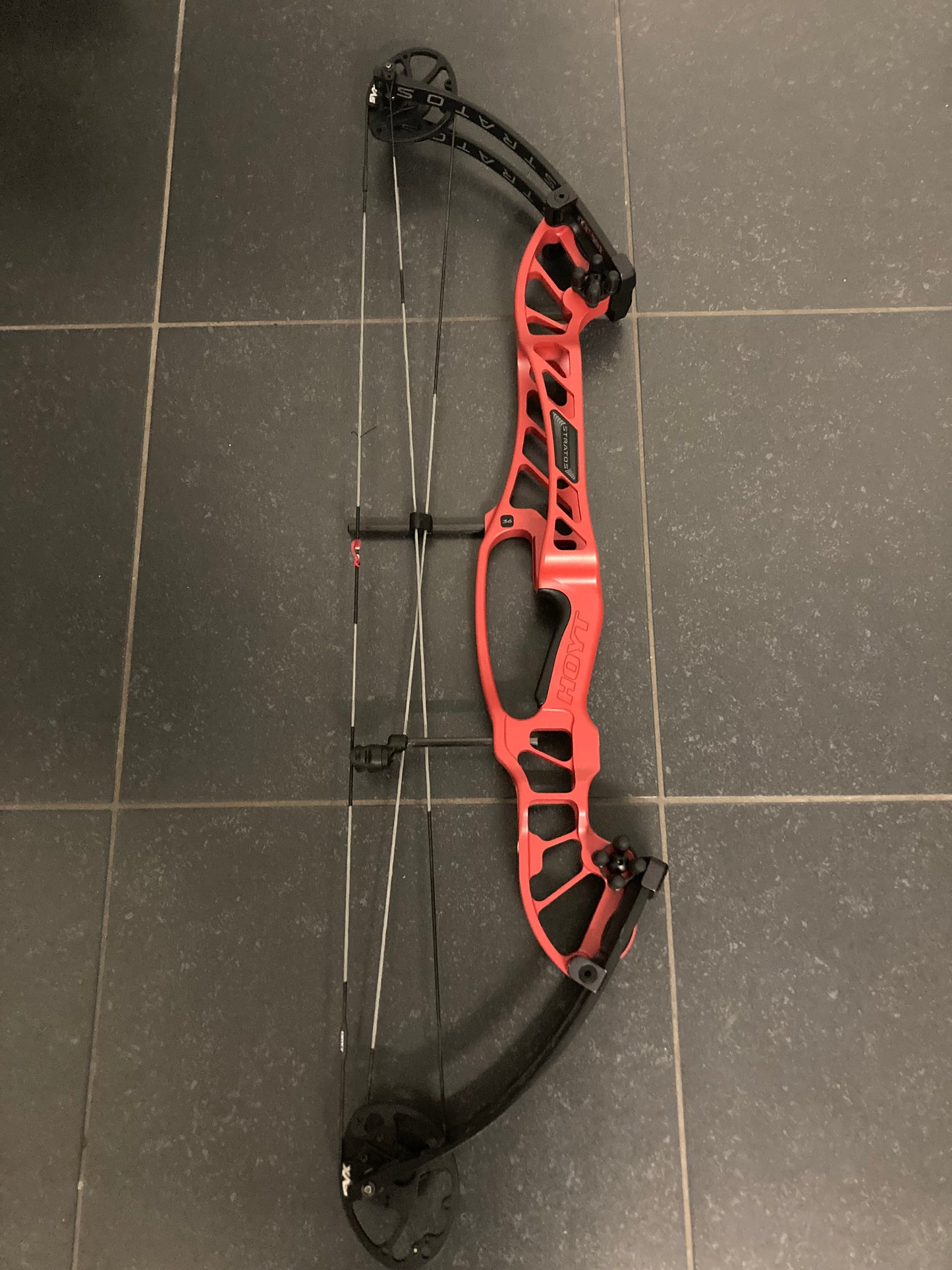 Hoyt Stratos 36 Compound Bow LH Red SVX #5 50-60 lbs - Show Model