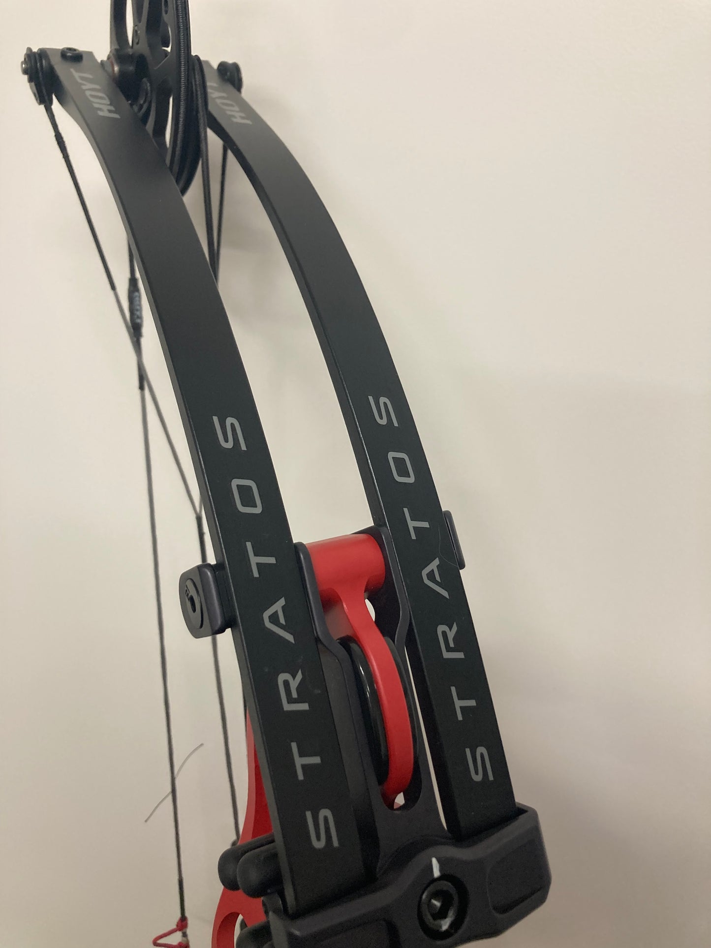 Hoyt Stratos 36 Compound Bow LH Red SVX #5 50-60 lbs - Show Model