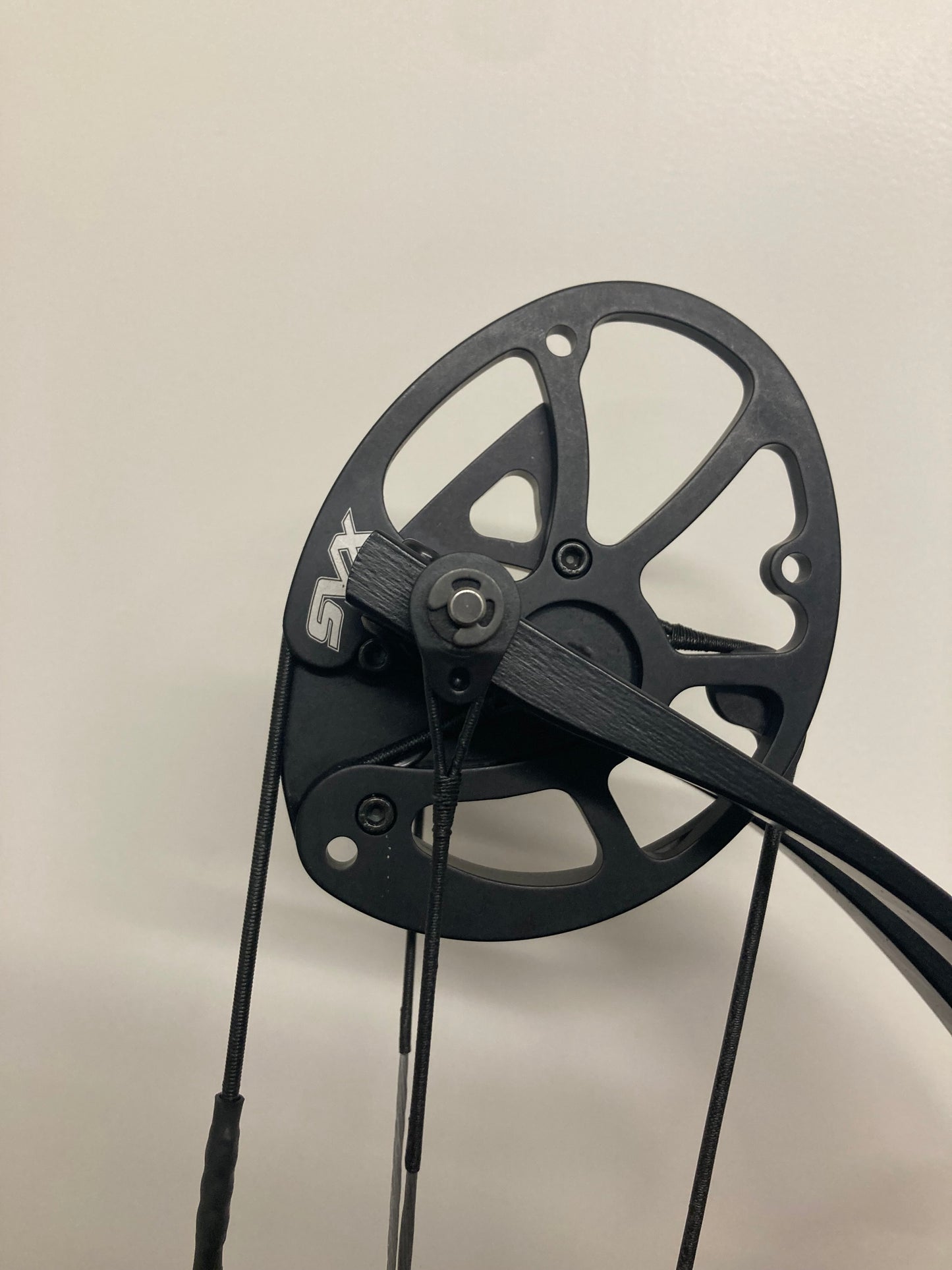 Hoyt Stratos 36 Compound Bow LH Red SVX #5 50-60 lbs - Show Model