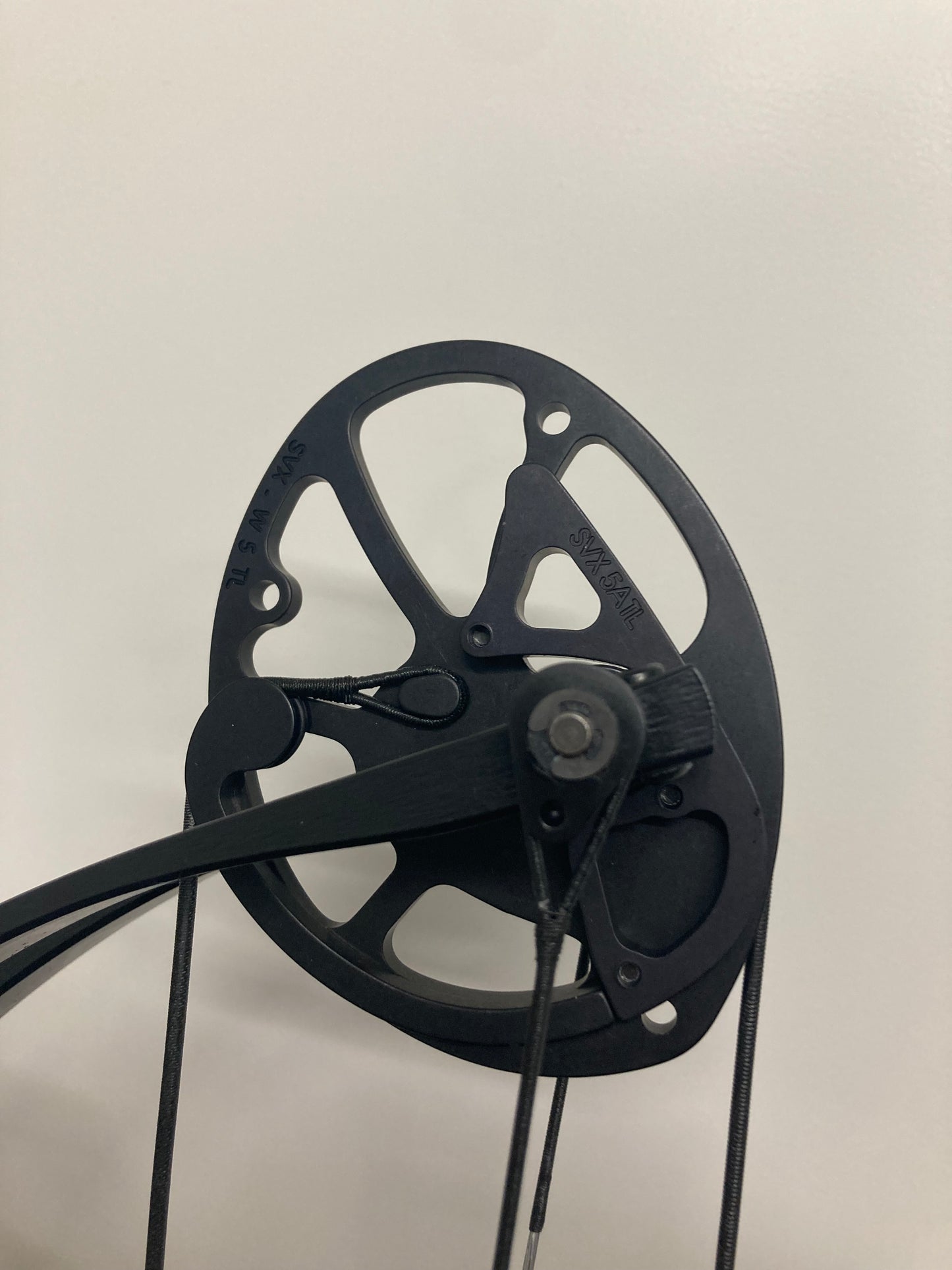 Hoyt Stratos 36 Compound Bow LH Red SVX #5 50-60 lbs - Show Model