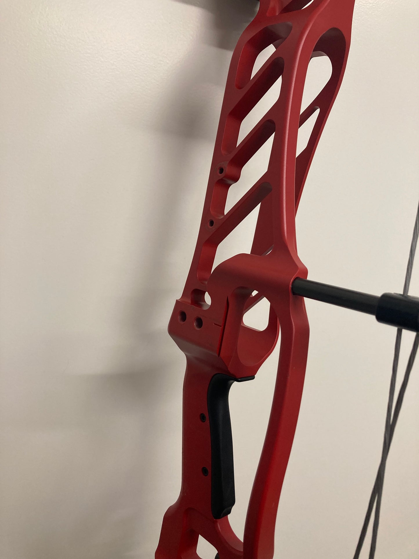 Hoyt Stratos 36 Compound Bow LH Red SVX #5 50-60 lbs - Show Model