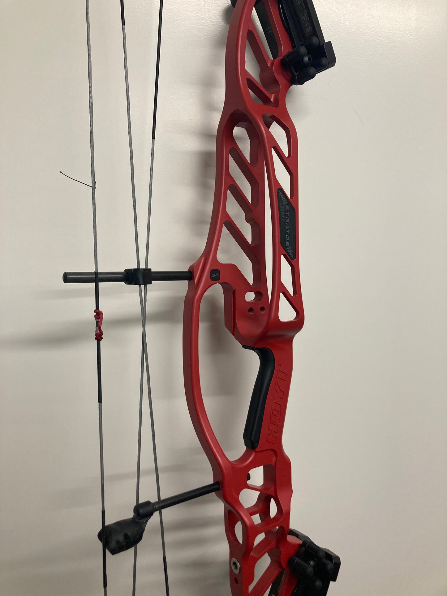 Hoyt Stratos 36 Compound Bow LH Red SVX #5 50-60 lbs - Show Model
