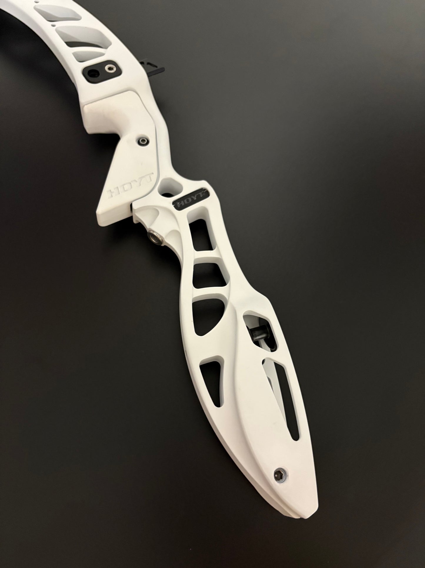 Hoyt Riser Formula XD RH White 25'' - Used