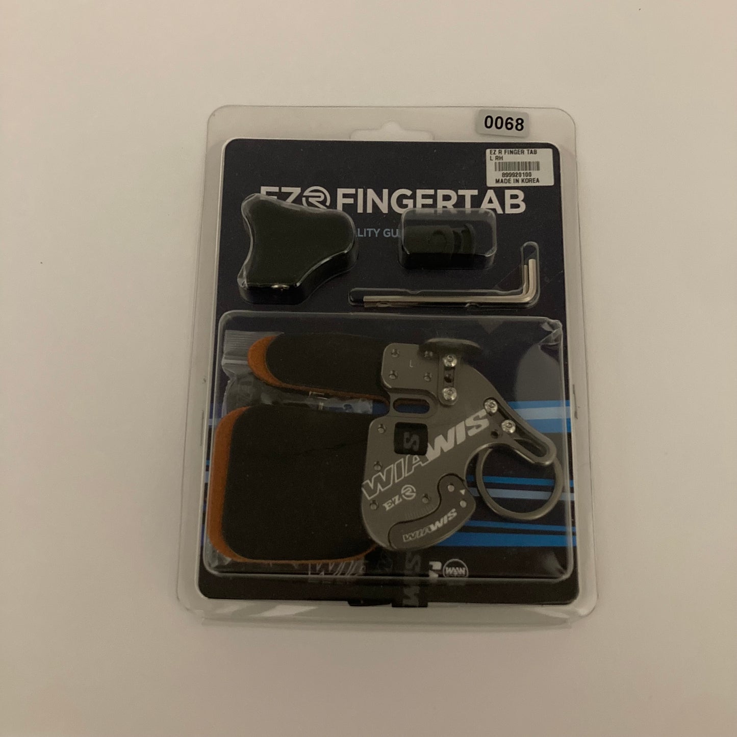 W&W Wiawis EZR Recurve Finger Tab RH M/L - NEW (#67-68)