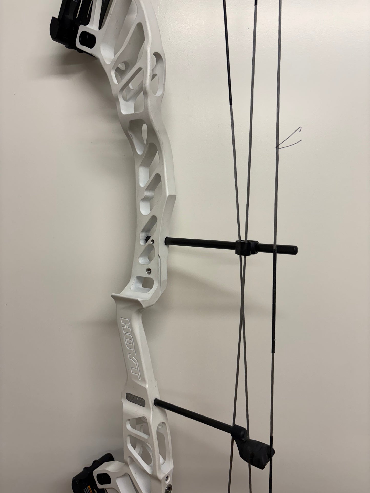 Hoyt Altus 38 Compound Bow RH Lightning White SVX #4 50-60 lbs - Used (1.1)