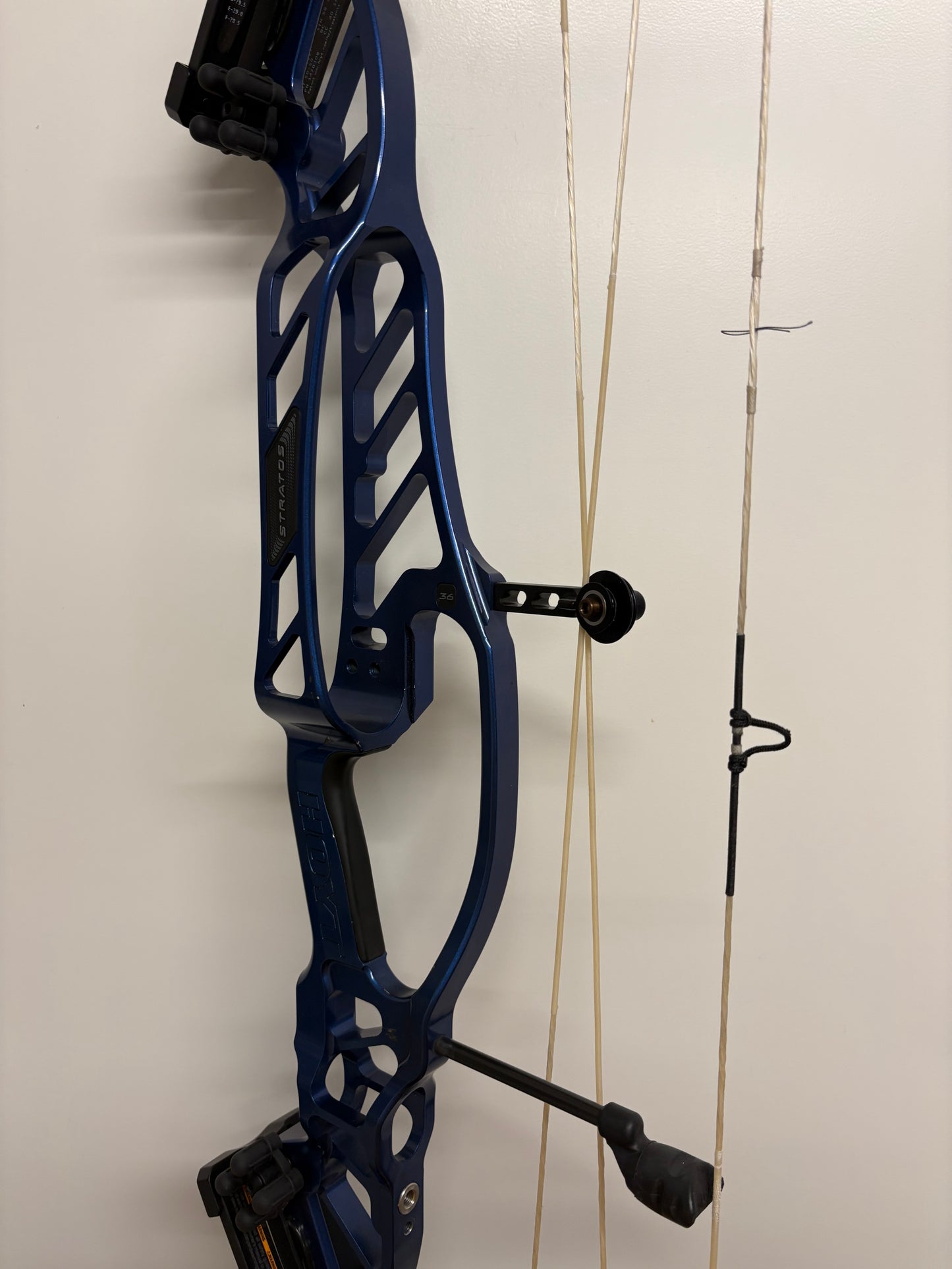 Hoyt Stratos 36 Compound Bow RH Cosmo Blue HBT #2 50-60 lbs - Used