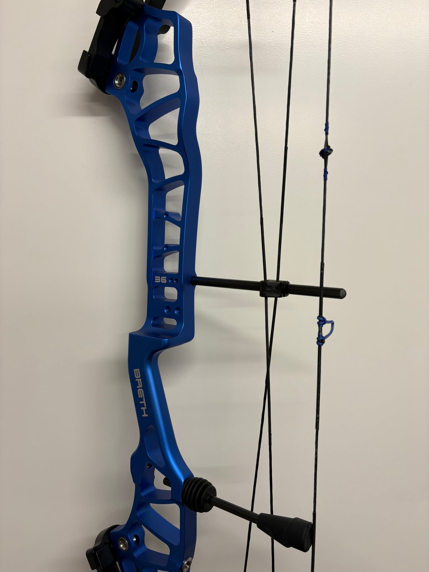Topoint Breth 36 Compound Bow RH Blue 35-50 lbs - Used