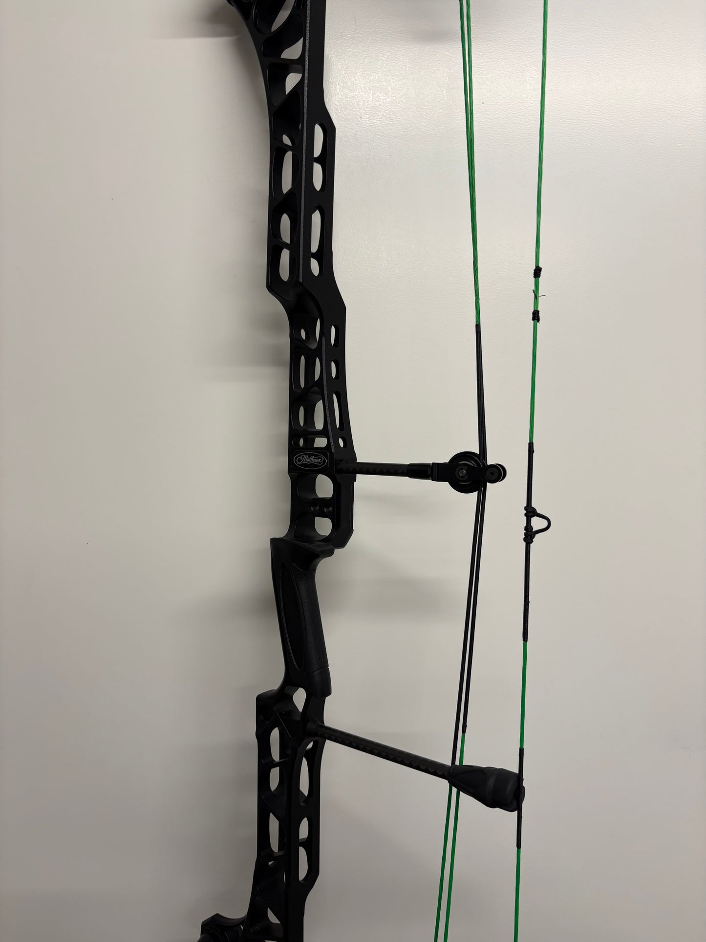 Mathews TRX 40 Compound Bow RH Black 50-60 lbs - Used