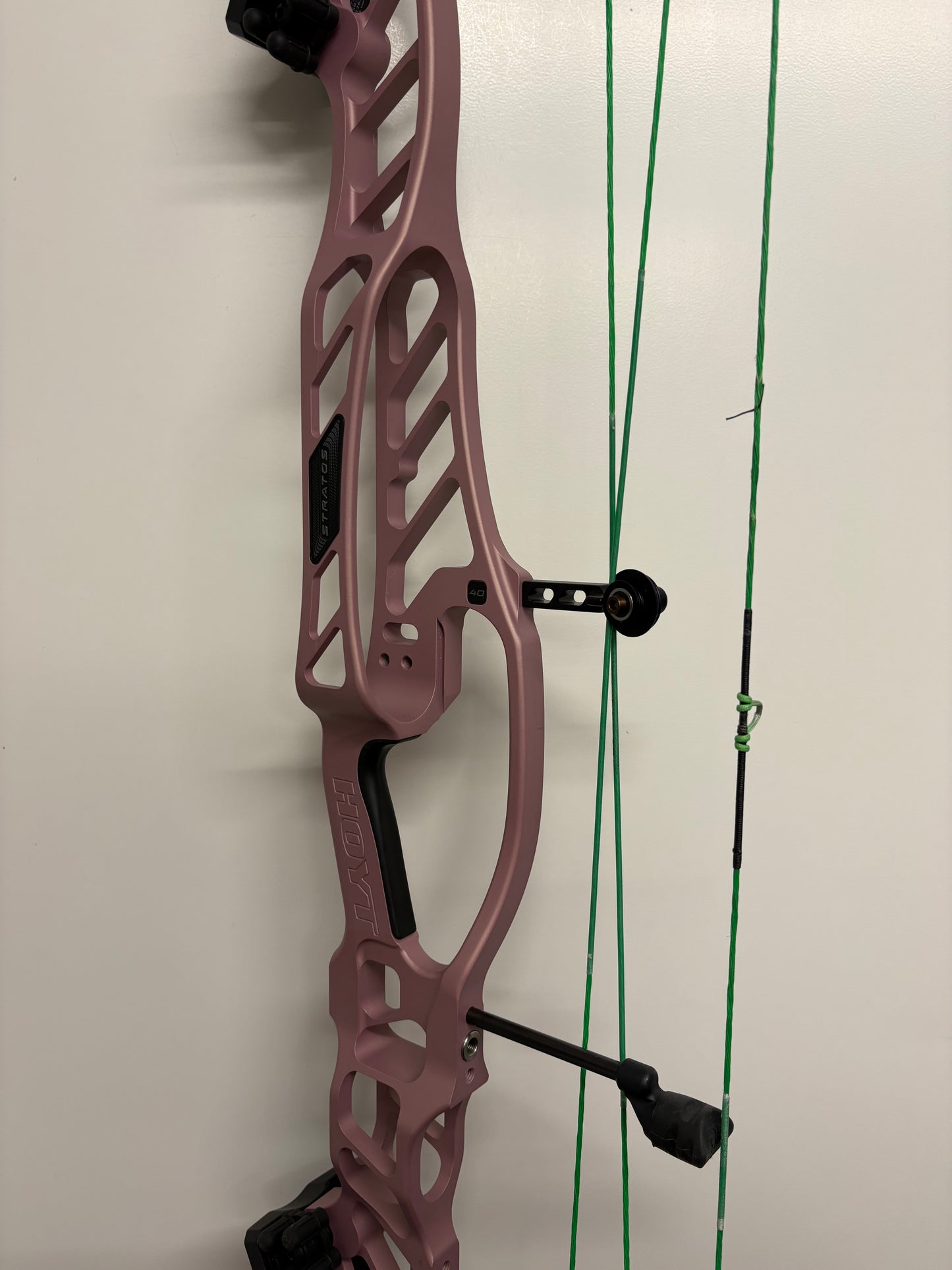 Hoyt Stratos 40 Compound Bow RH Champagne Pink HBT #1 50-60 lbs - Used