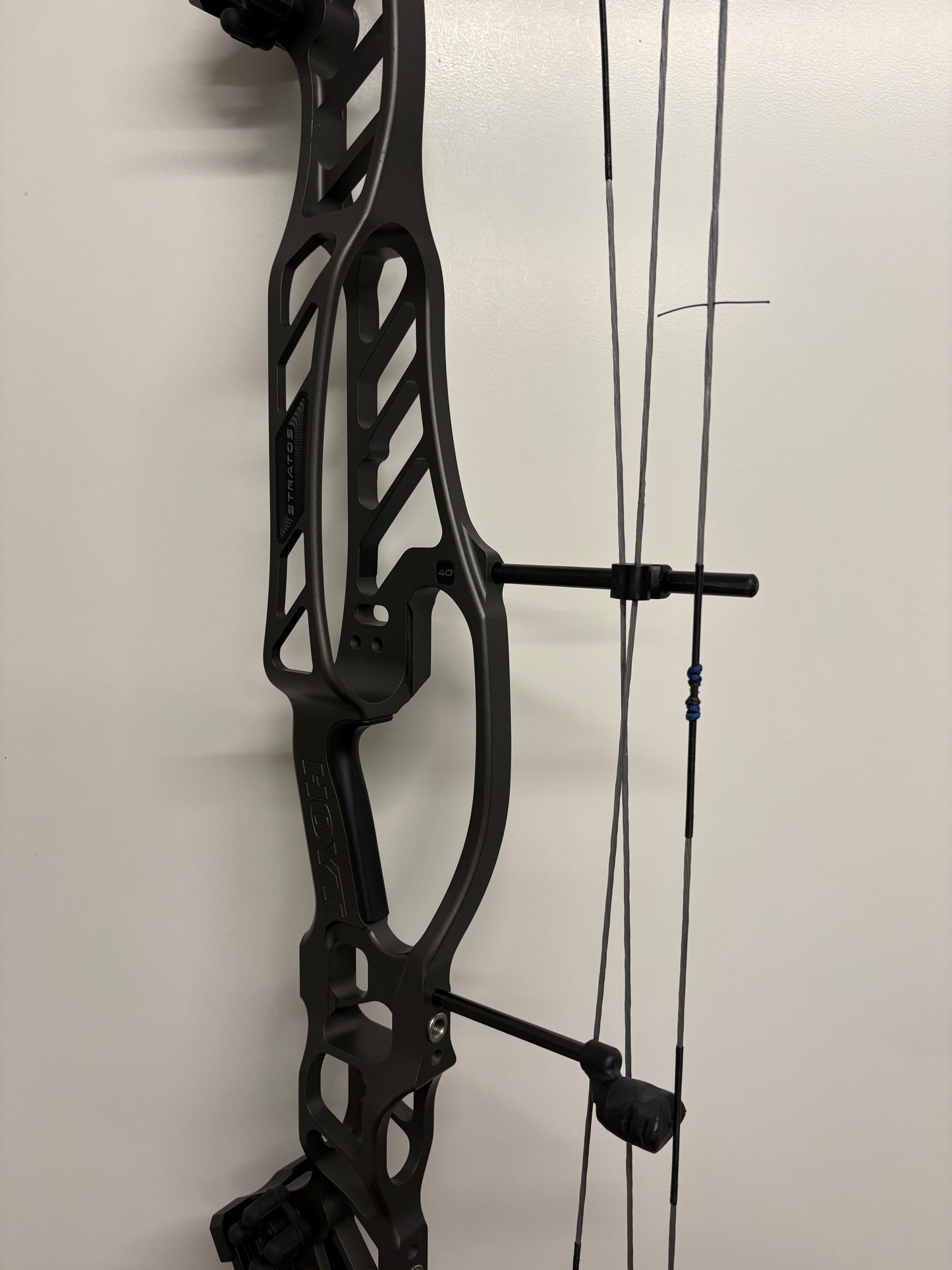 Hoyt Stratos 40 Compound Bow RH Slate SVX #3 50-60 lbs - Used