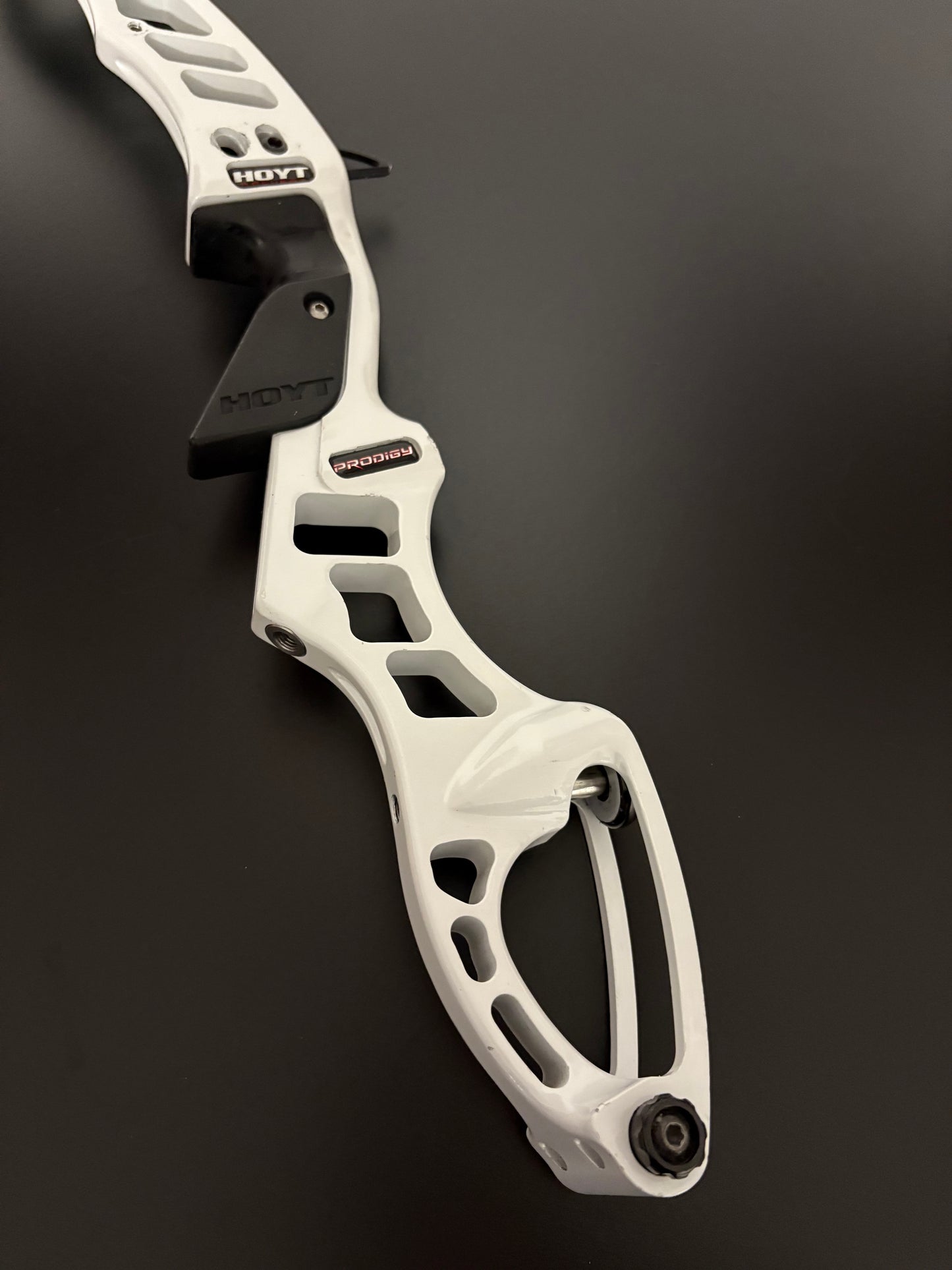 Hoyt Riser Prodigy Formula RH White 25'' - Used