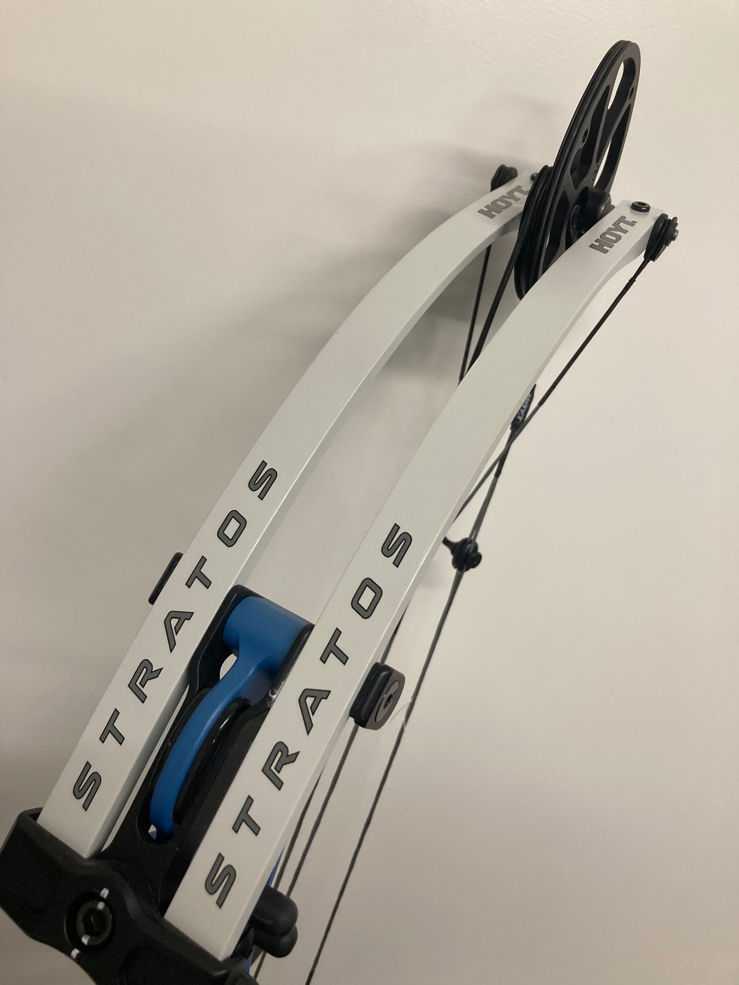 Hoyt Stratos 40 Long Draw Compound Bow RH Liquid Blue SVX #5 50-60 lbs - Used (#1.1)