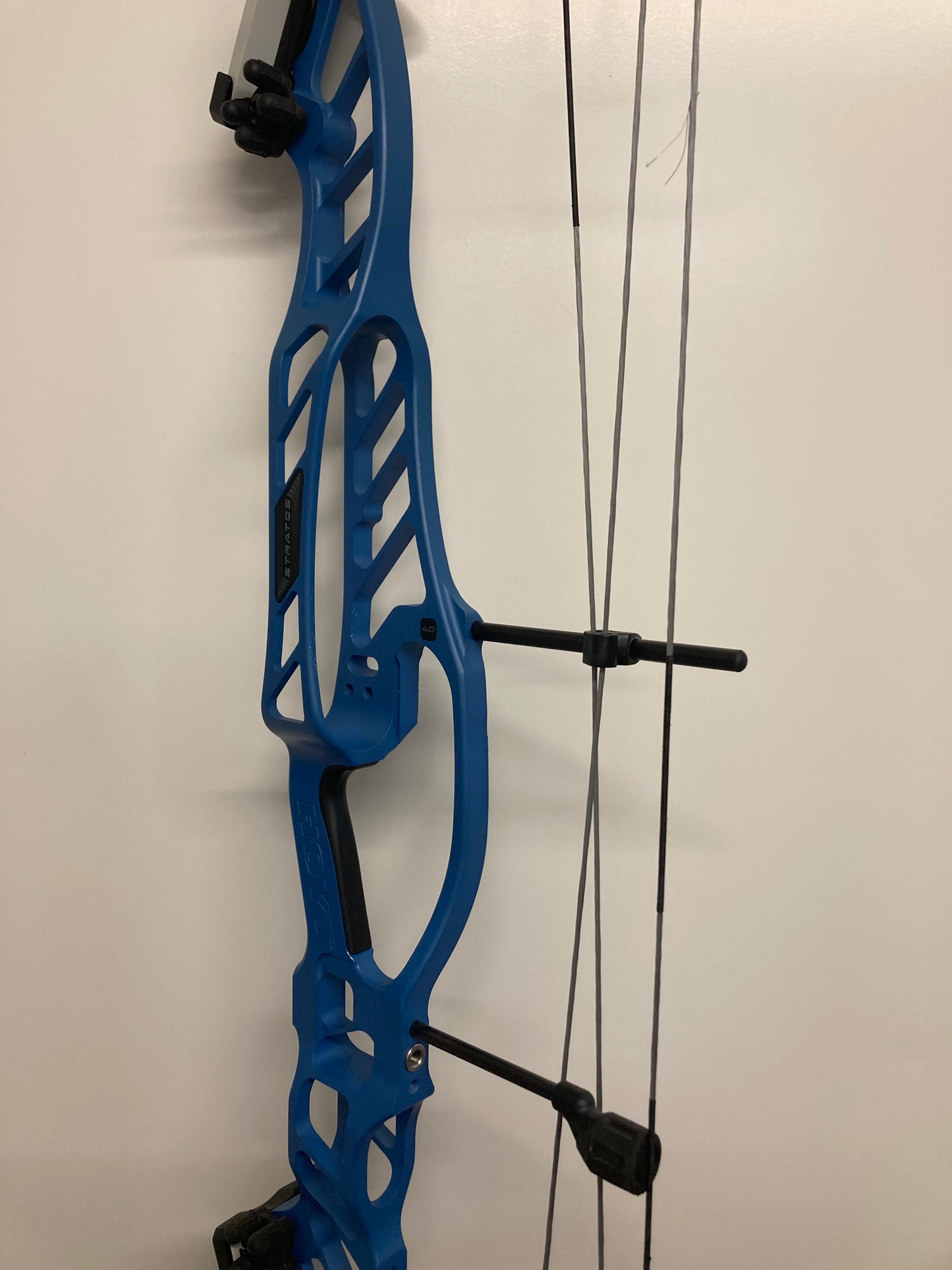 Hoyt Stratos 40 Long Draw Compound Bow RH Liquid Blue SVX #5 50-60 lbs - Used (#1.1)