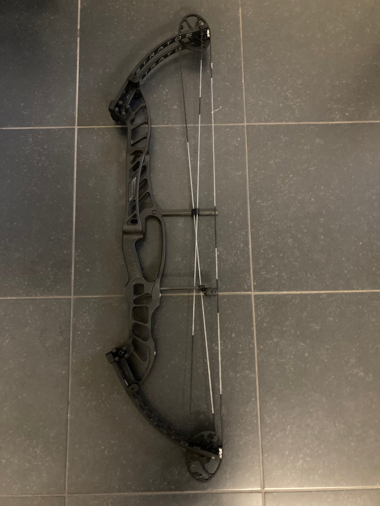 Hoyt Stratos 40 Long Draw Compound Bow RH Black Ink SVX #5 50-60 lbs - Used (#1.1)