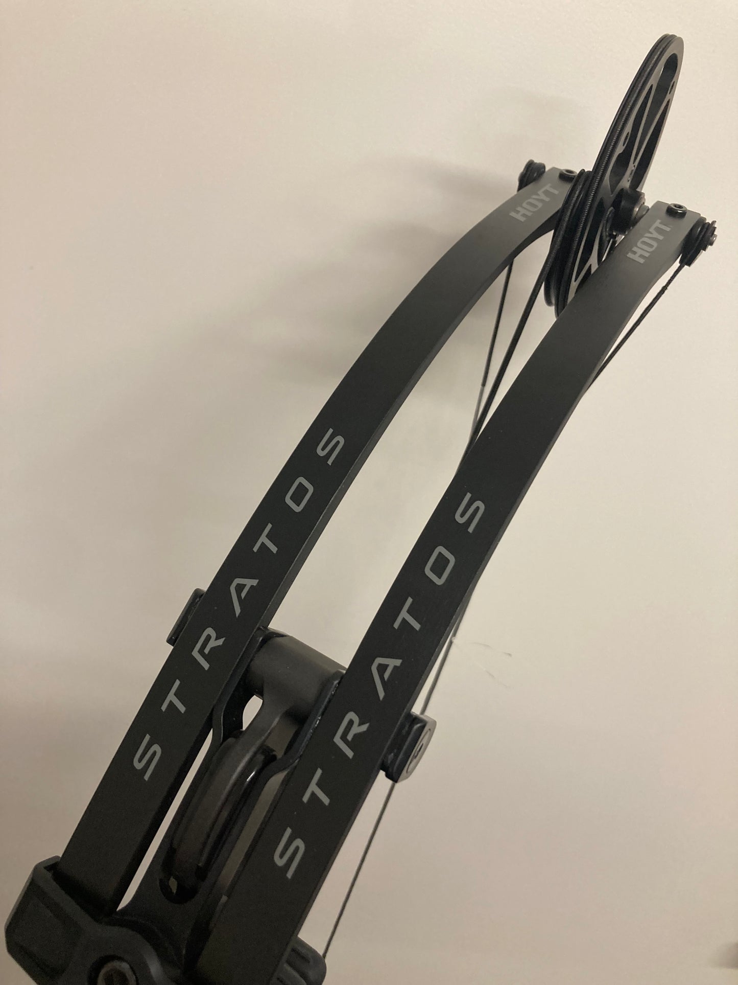 Hoyt Stratos 40 Long Draw Compound Bow RH Black Ink SVX #5 50-60 lbs - Used (#1.1)