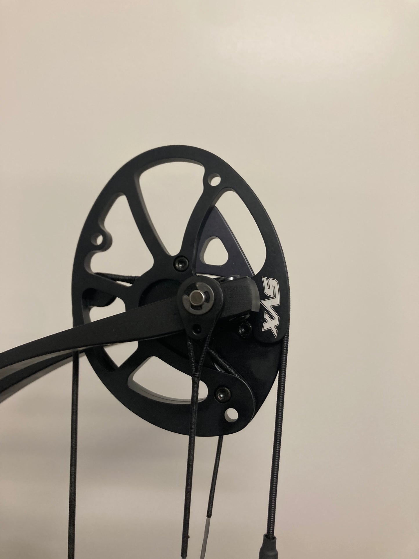 Hoyt Stratos 40 Long Draw Compound Bow RH Black Ink SVX #5 50-60 lbs - Used (#1.1)