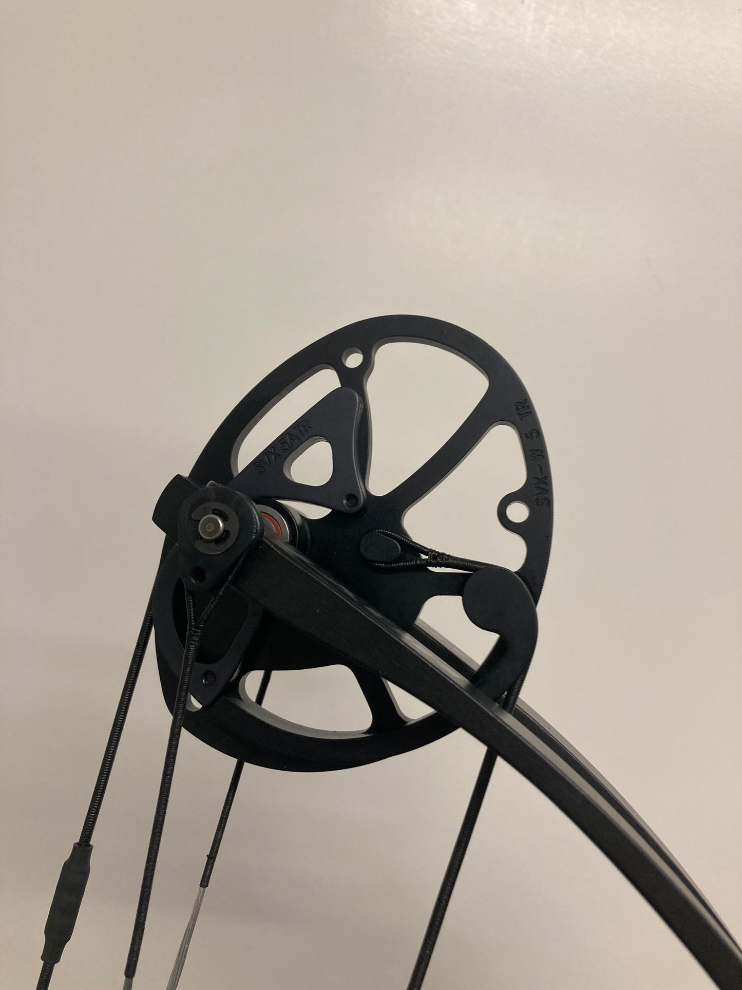 Hoyt Stratos 40 Long Draw Compound Bow RH Black Ink SVX #5 50-60 lbs - Used (#1.1)