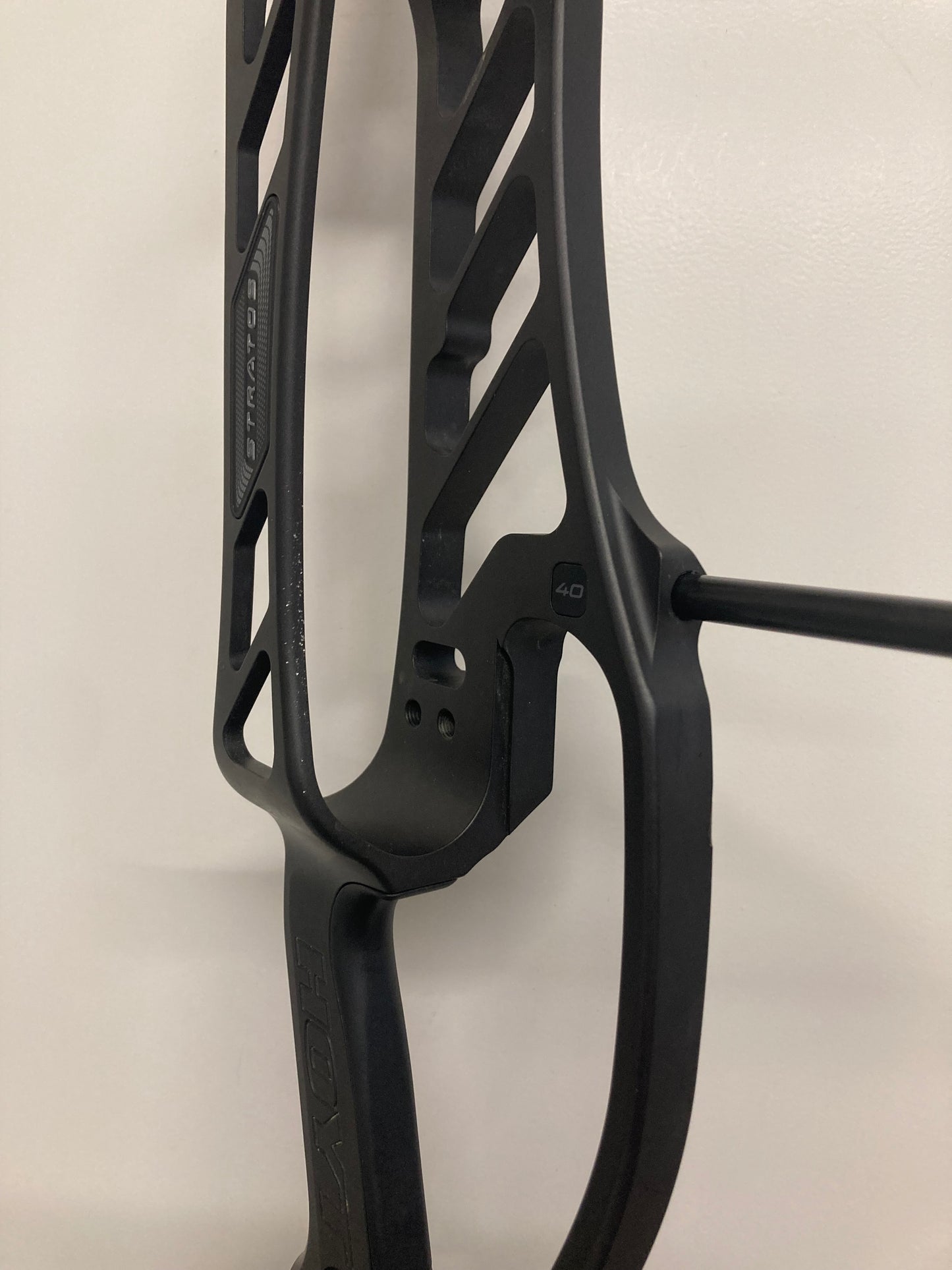 Hoyt Stratos 40 Long Draw Compound Bow RH Black Ink SVX #5 50-60 lbs - Used (#1.1)