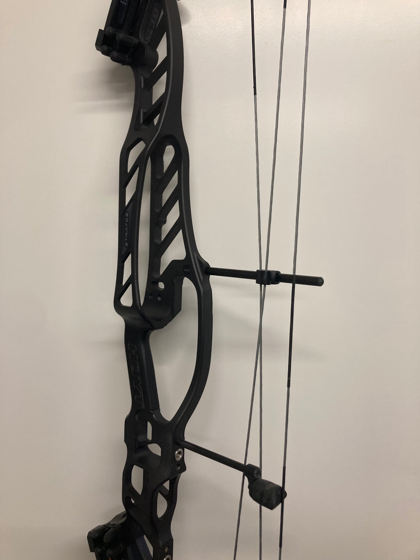 Hoyt Stratos 40 Long Draw Compound Bow RH Black Ink SVX #5 50-60 lbs - Used (#1.1)
