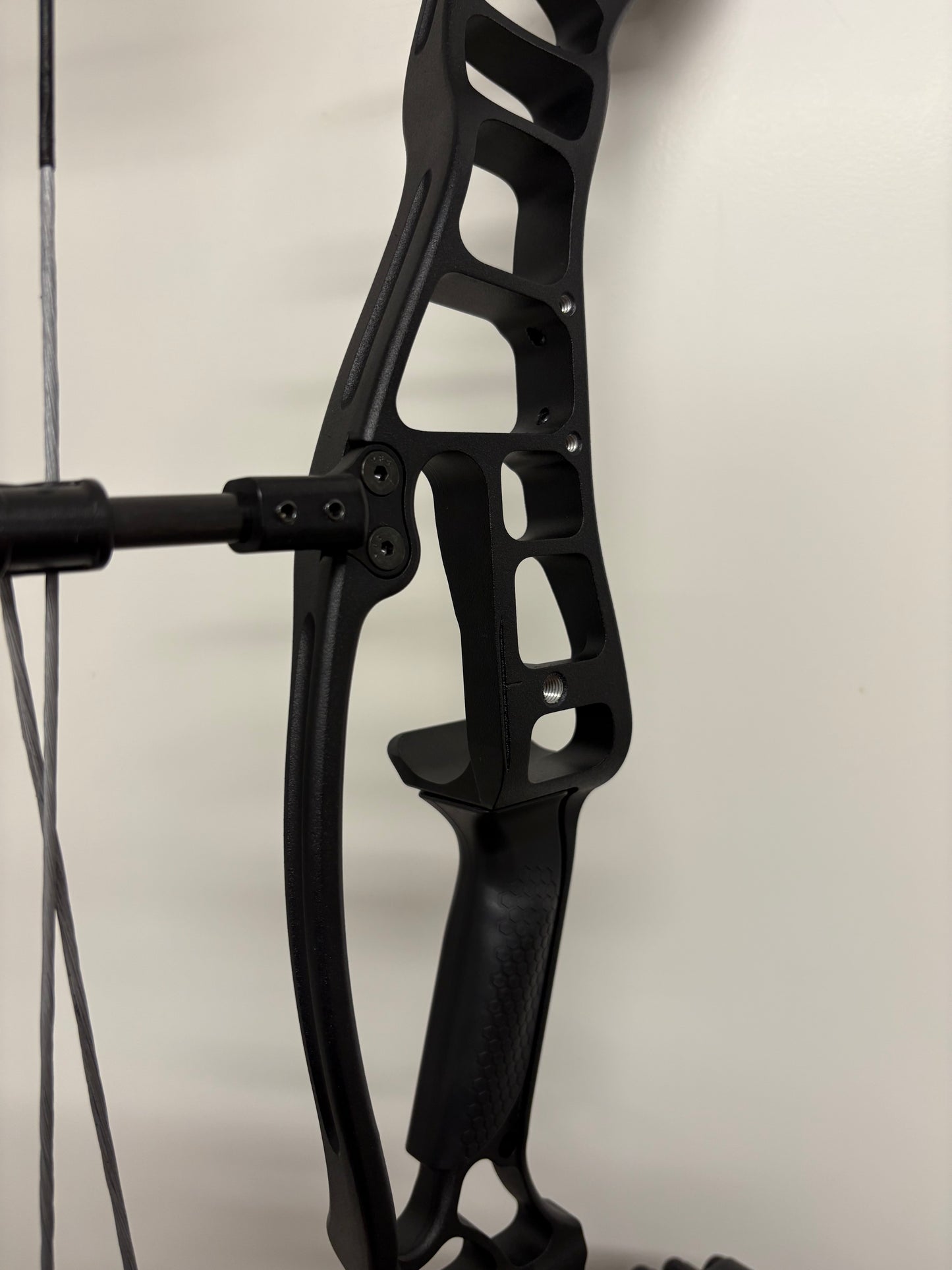 Hoyt Eclipse EC Compound Bow RH Black Out EC #2 40-50 lbs - NEW (#1.1)