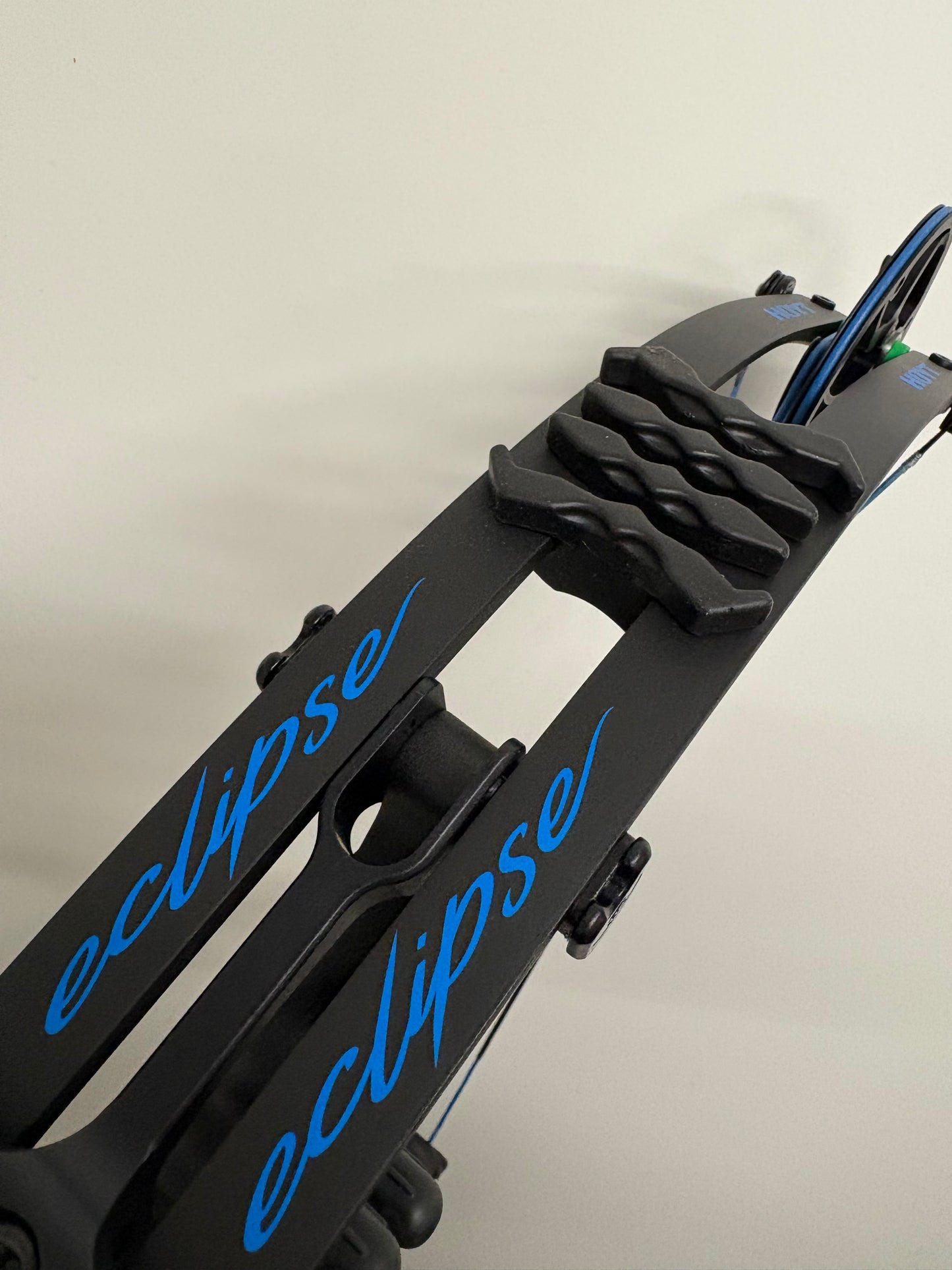 Hoyt Eclipse EC Compound Bow RH Black Out EC #2 40-50 lbs - NEW (#1.2)