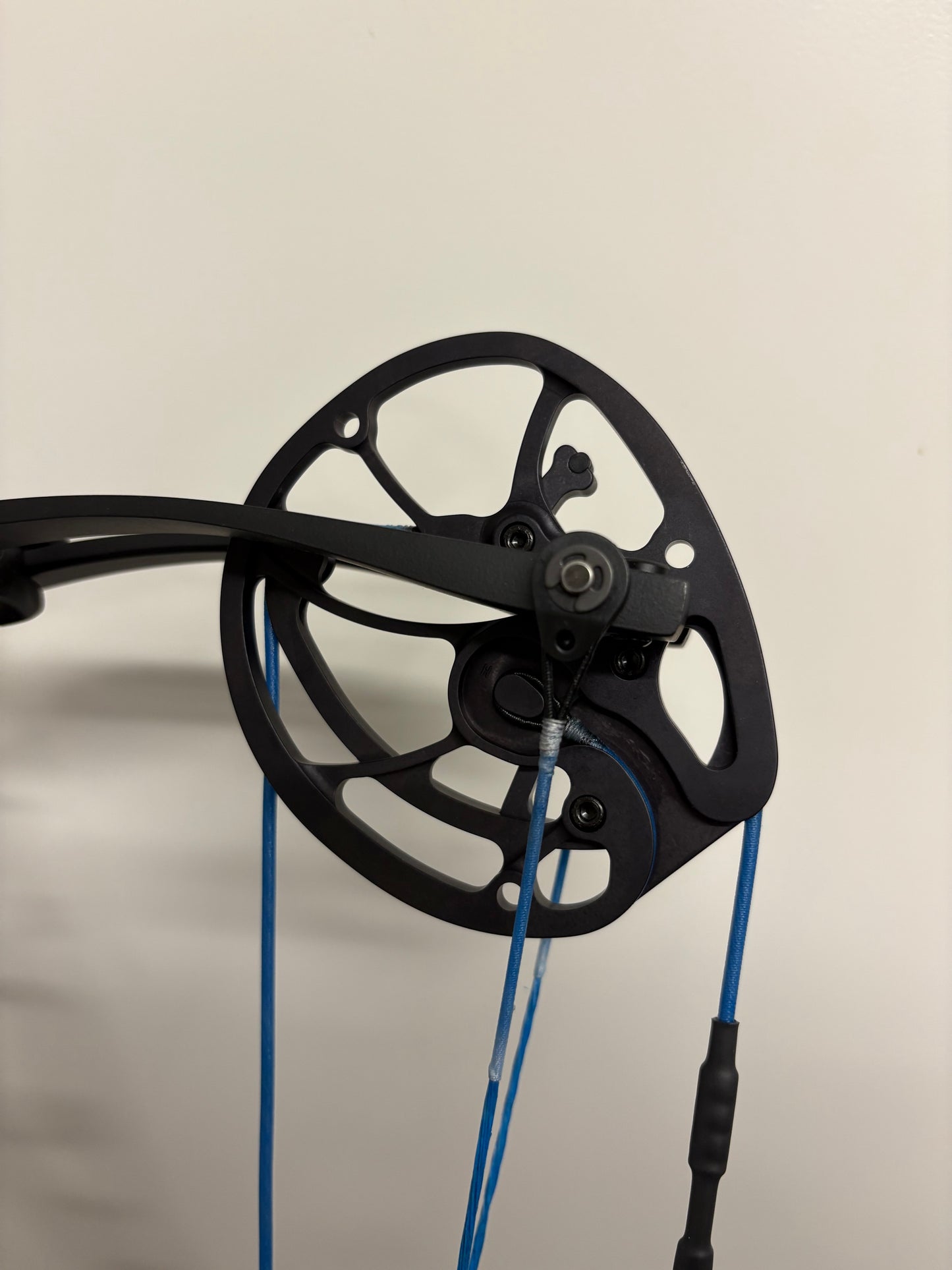 Hoyt Eclipse EC Compound Bow RH Black Out EC #2 40-50 lbs - NEW (#1.2)