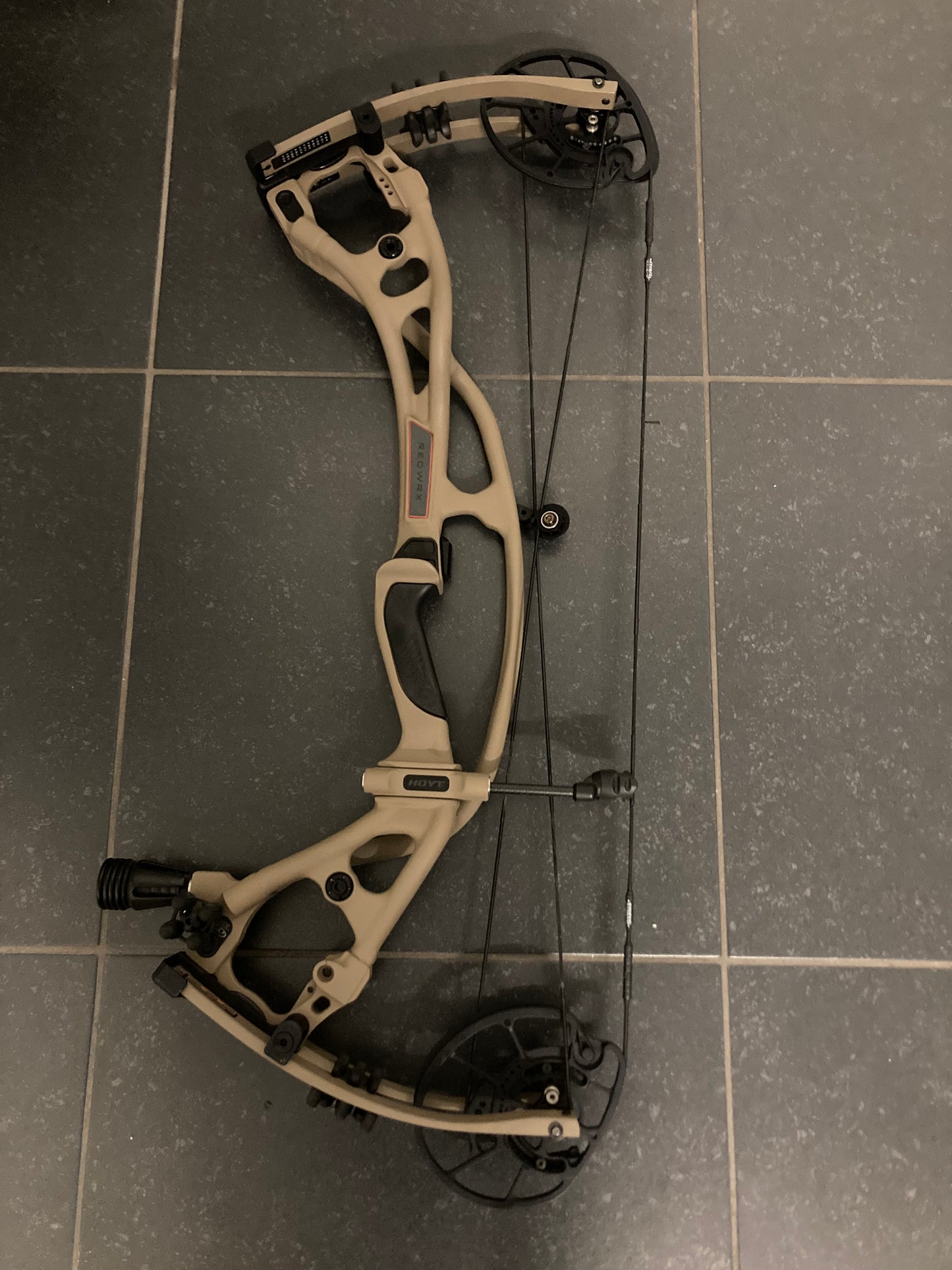 Hoyt RX5 Compound Bow RH Buckskin HBX 50-60 lbs - Show Model (#1.1)