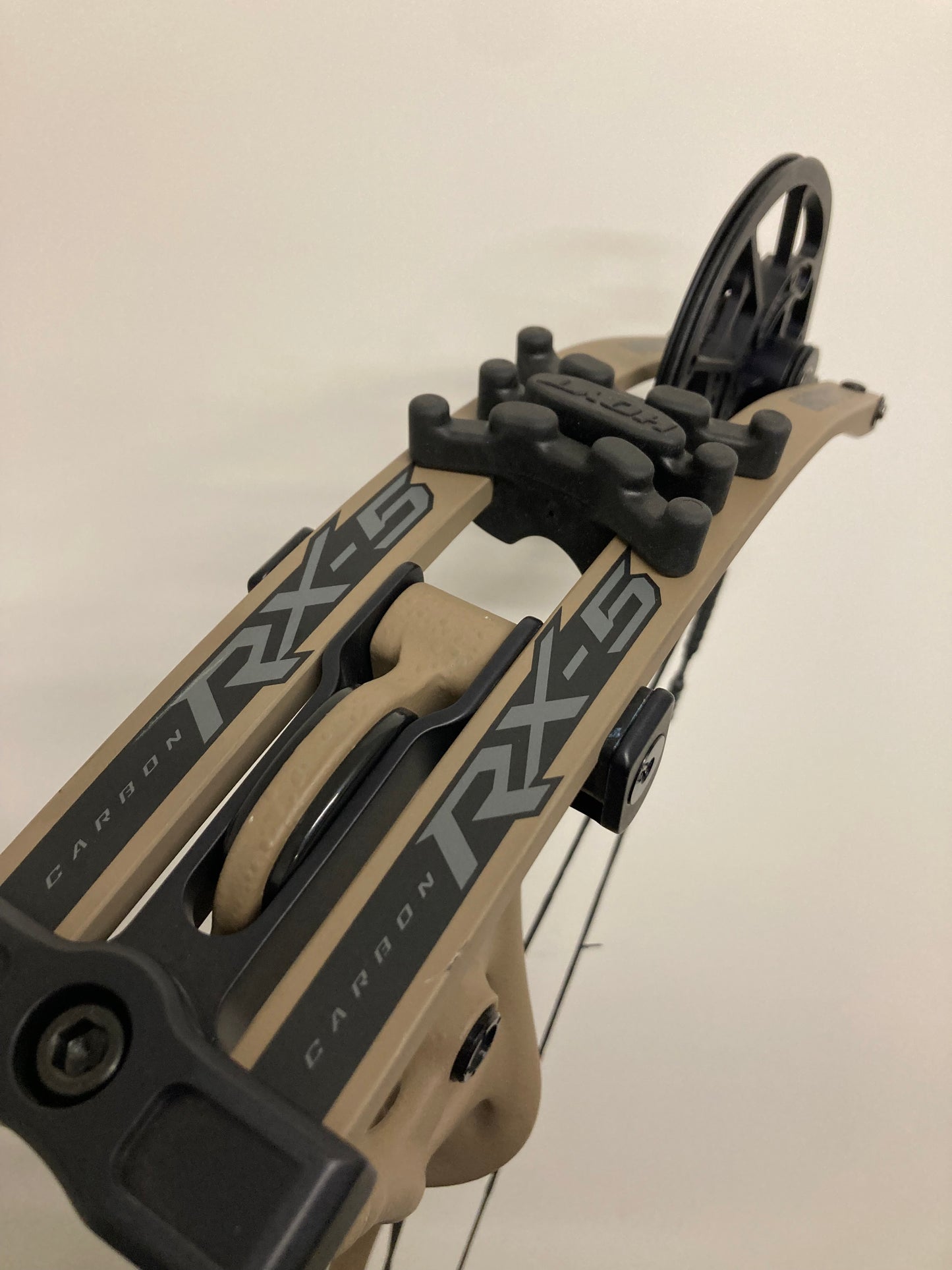 Hoyt RX5 Compound Bow RH Buckskin HBX 50-60 lbs - Show Model (#1.1)