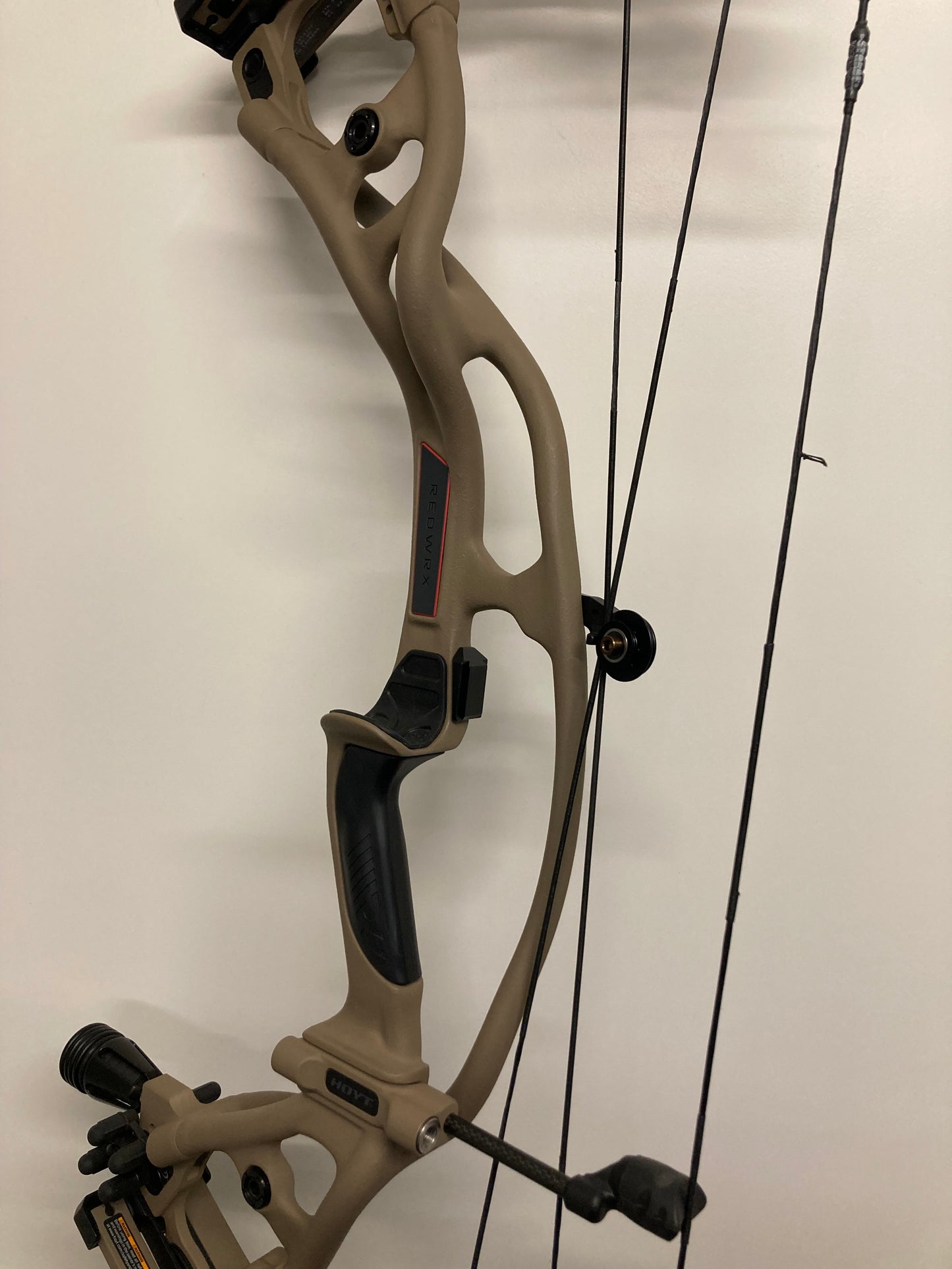 Hoyt RX5 Compound Bow RH Buckskin HBX 50-60 lbs - Show Model (#1.1)
